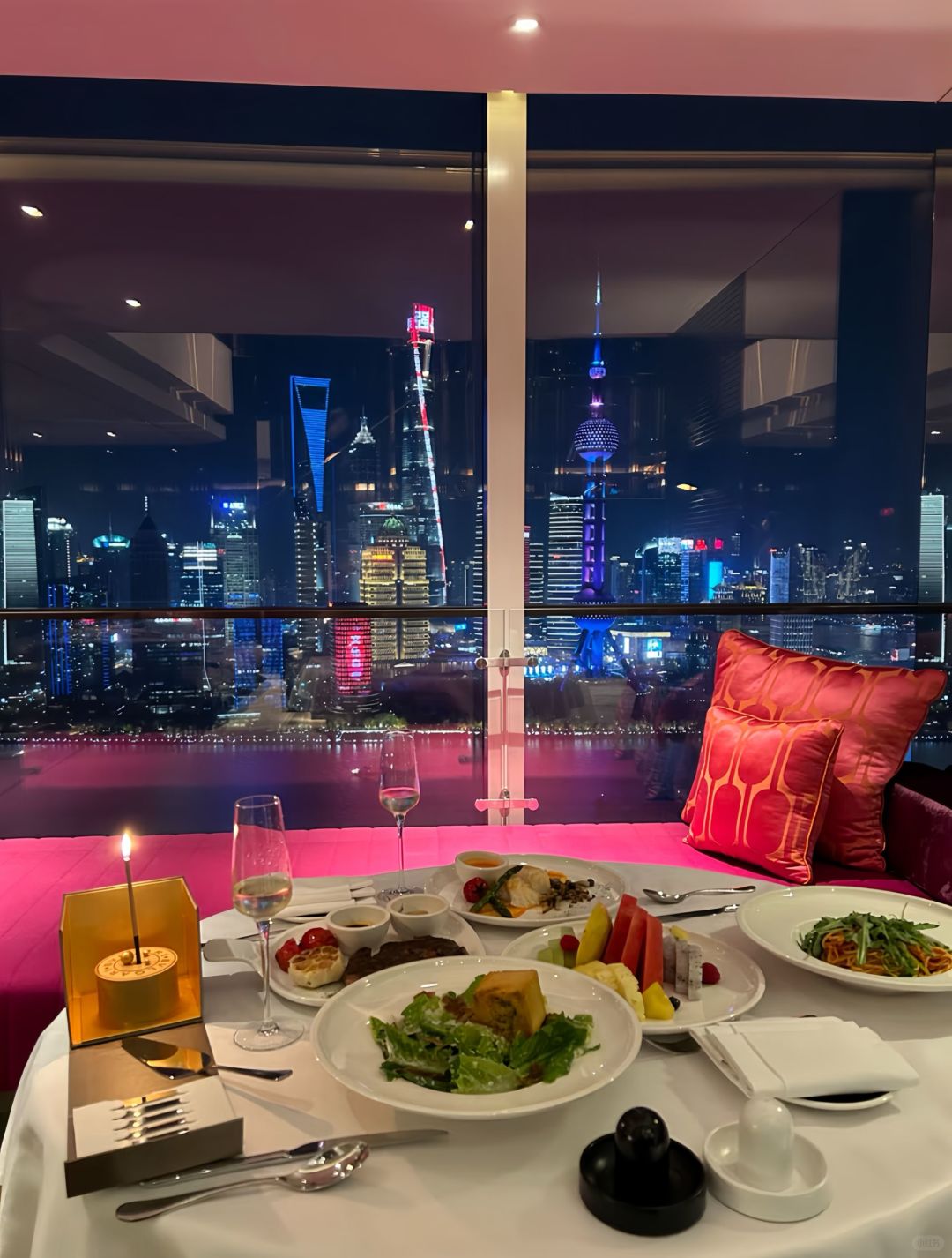 Shanghai/Hangzhou-W Hotel Shanghai, with large french window, can enjoy the beautiful scenery of Pujiang River!