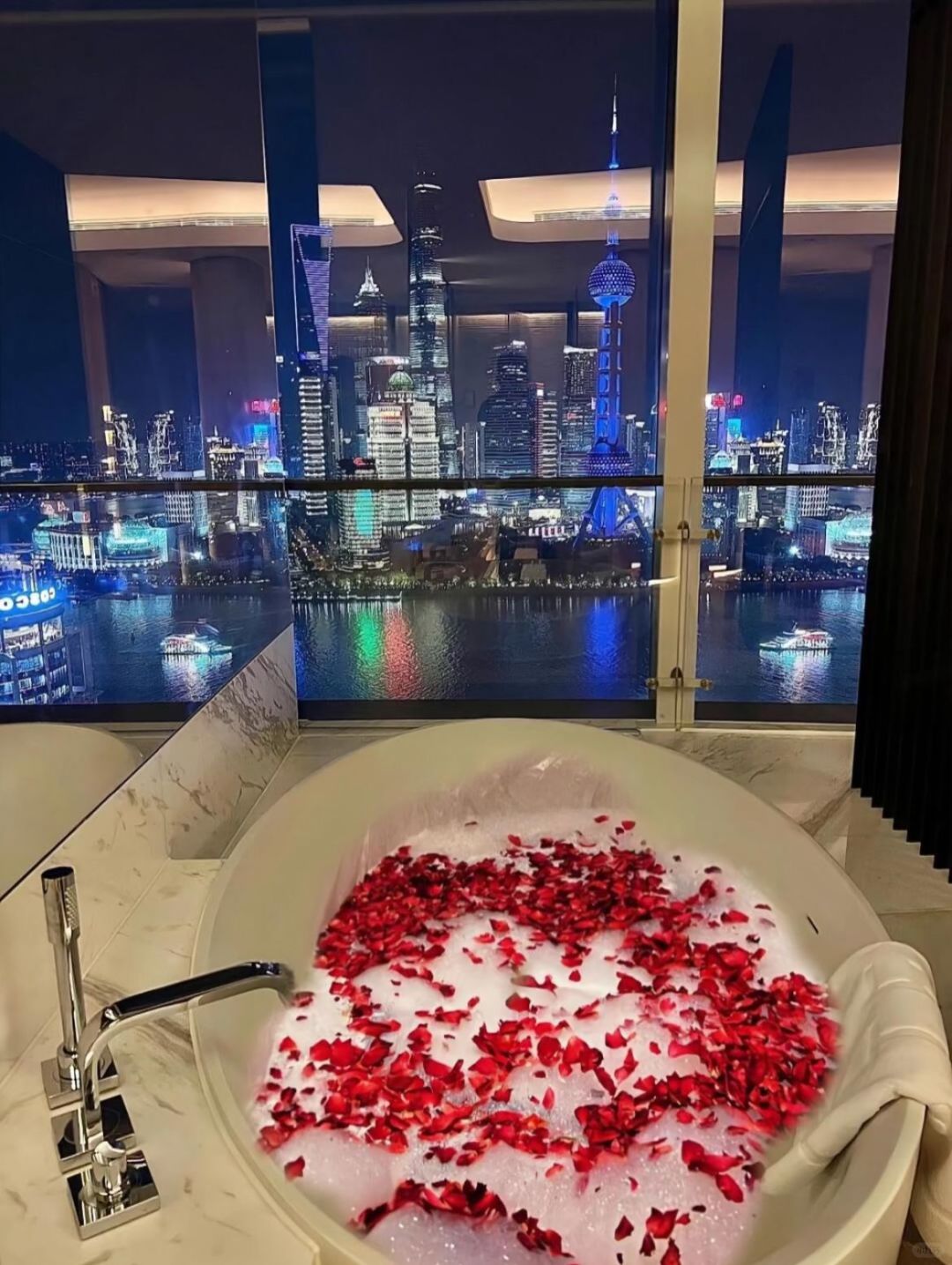 Shanghai/Hangzhou-W Hotel Shanghai, with large french window, can enjoy the beautiful scenery of Pujiang River!