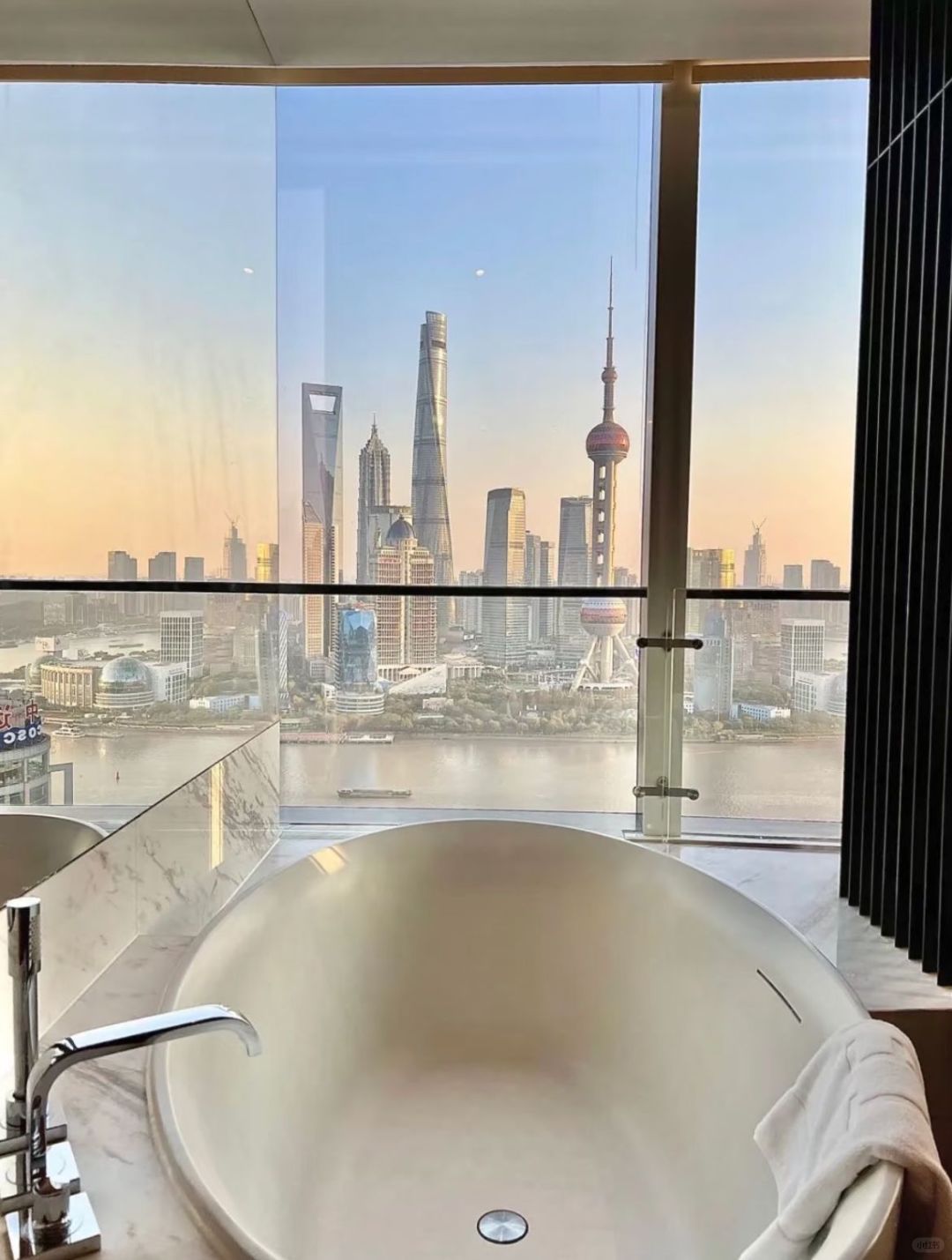 Shanghai/Hangzhou-W Hotel Shanghai, with large french window, can enjoy the beautiful scenery of Pujiang River!