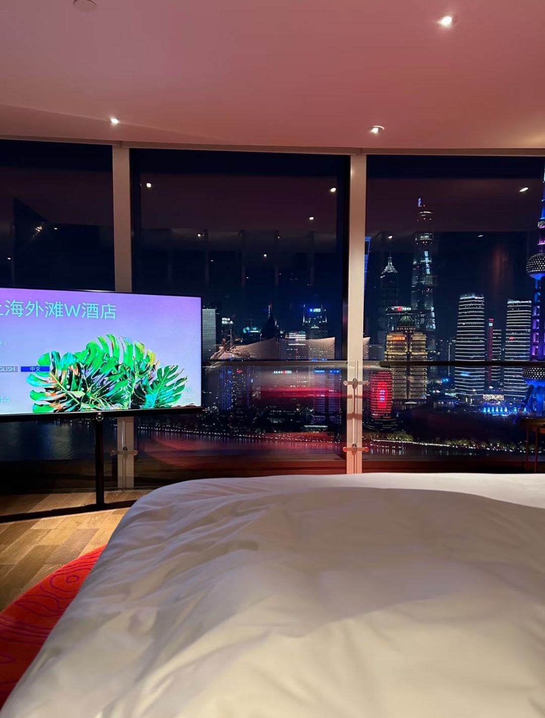 Shanghai/Hangzhou-W Hotel Shanghai, with large french window, can enjoy the beautiful scenery of Pujiang River!