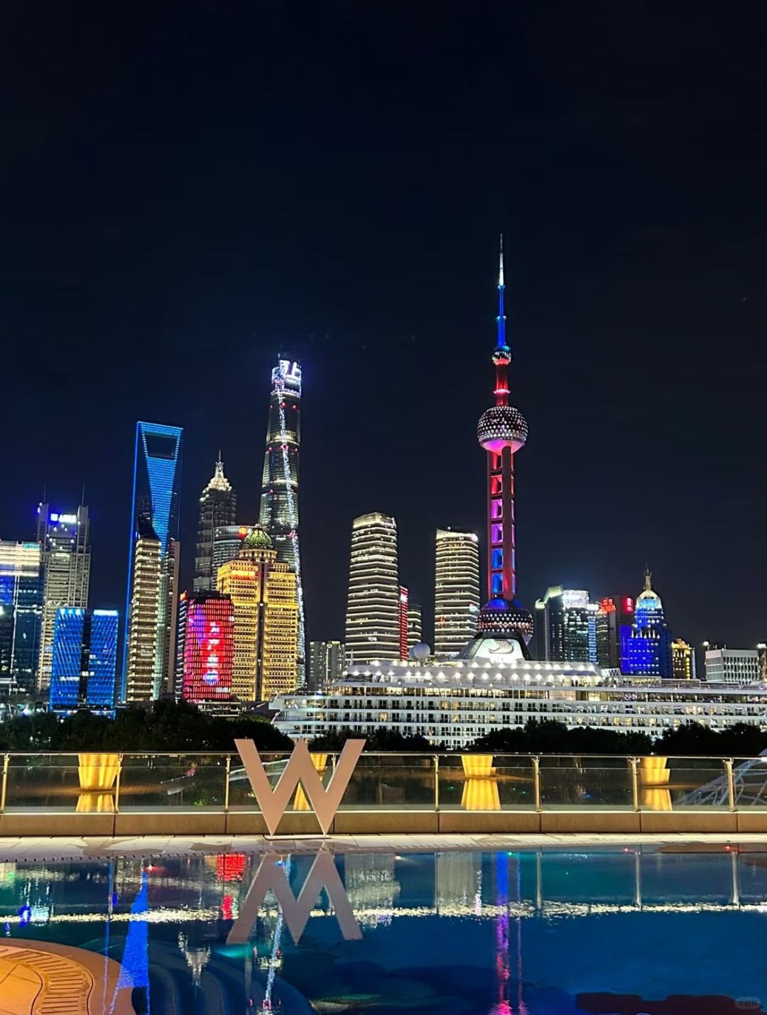 Shanghai/Hangzhou-W Hotel Shanghai, with large french window, can enjoy the beautiful scenery of Pujiang River!