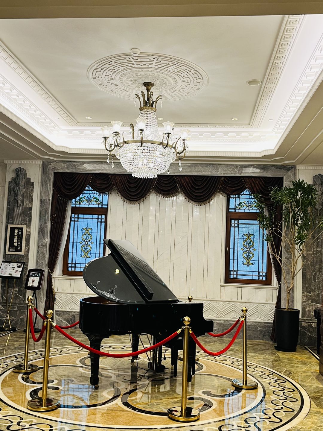 Shanghai/Hangzhou-Feel the history at Shanghai East Lake Hotel，It is now a building protected by the Shanghai Municipal Government.