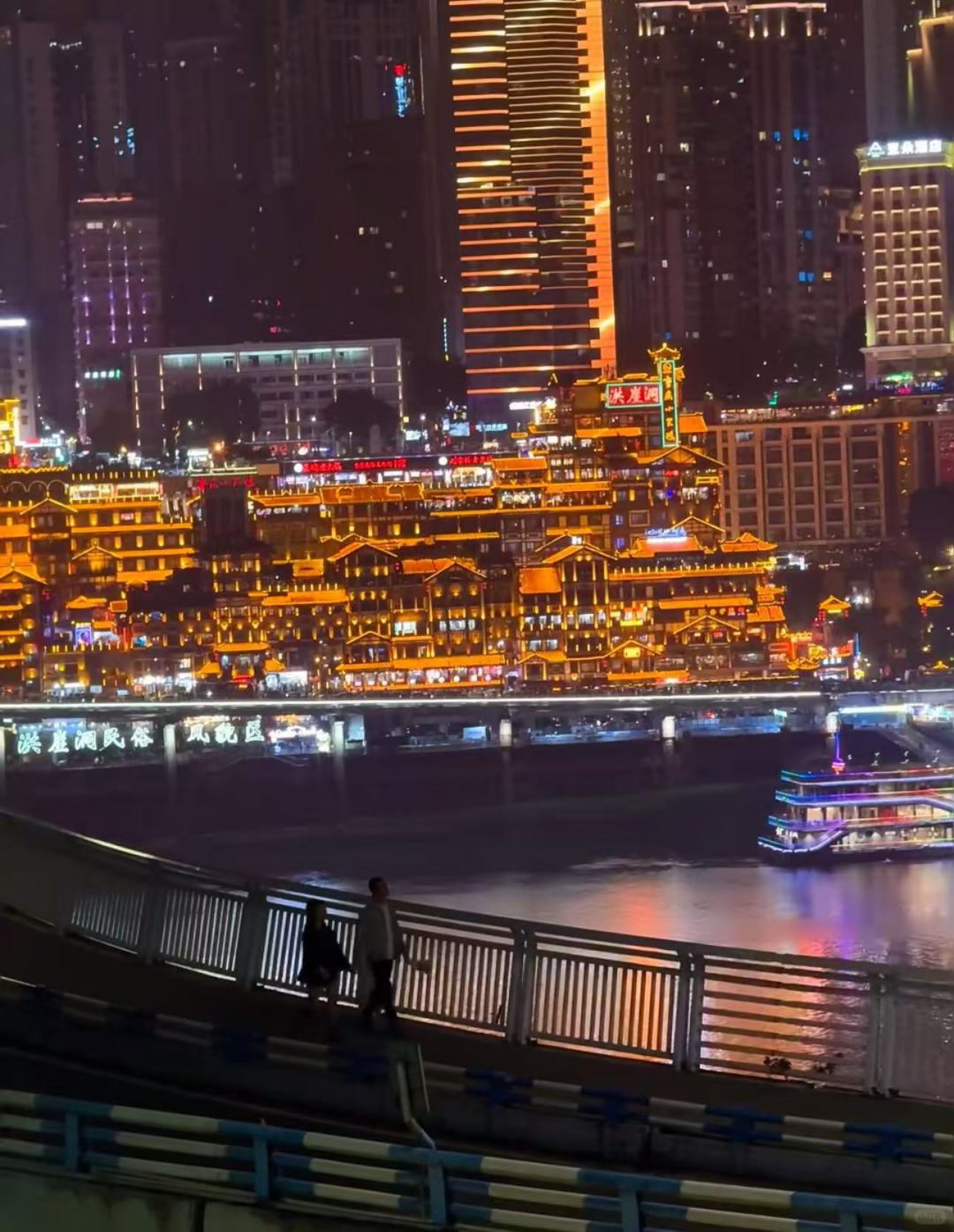 Chengdu/Chongqing-Hongyadong in Chongqing, its stilted houses are the most distinctive traditional architecture in Sichuan and Chongqing!