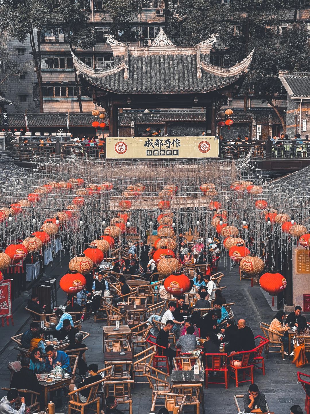 Chengdu/Chongqing-Chengdu Dongmen Shijing Teahouse, where locals drink tea, play cards, eat, and chat!