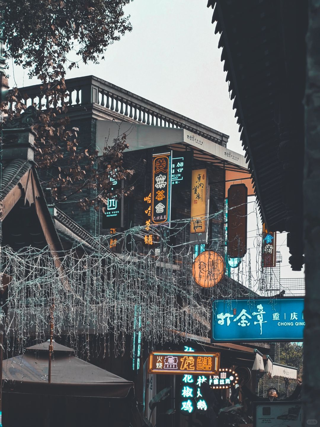Chengdu/Chongqing-Chengdu Dongmen Shijing Teahouse, where locals drink tea, play cards, eat, and chat!