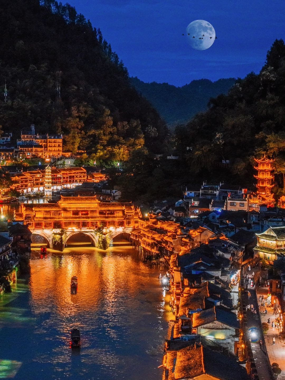 Changsha-Here are some must visit places in Hunan! It has beautiful green mountains and clear waters, as well as rich and colorful ethnic customs!