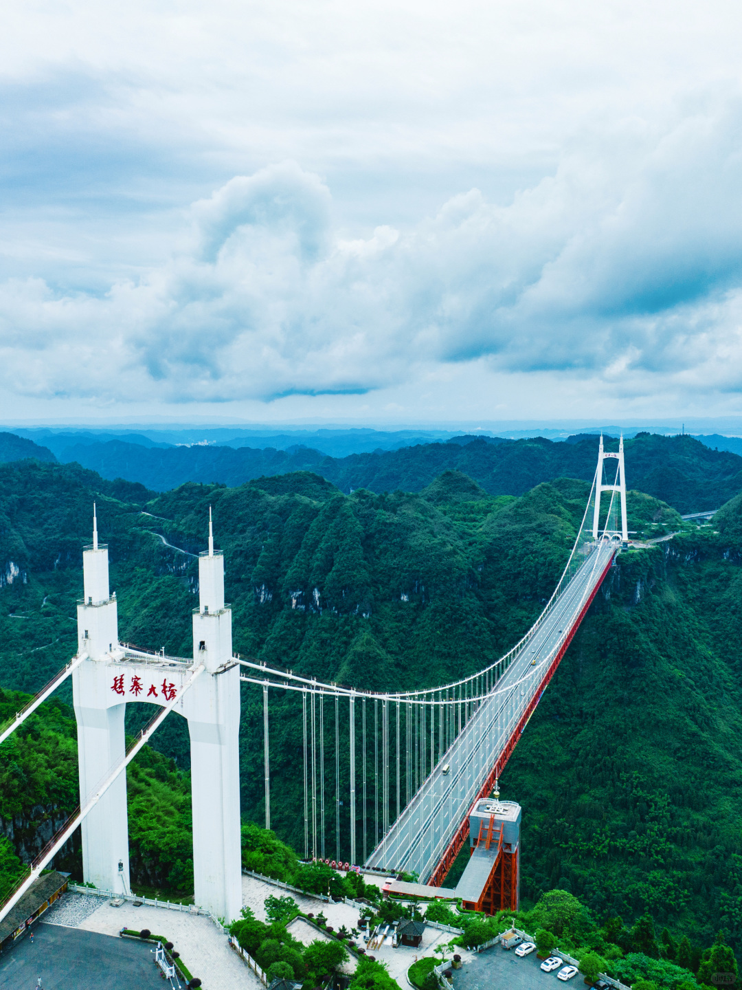 Changsha-Here are some must visit places in Hunan! It has beautiful green mountains and clear waters, as well as rich and colorful ethnic customs!
