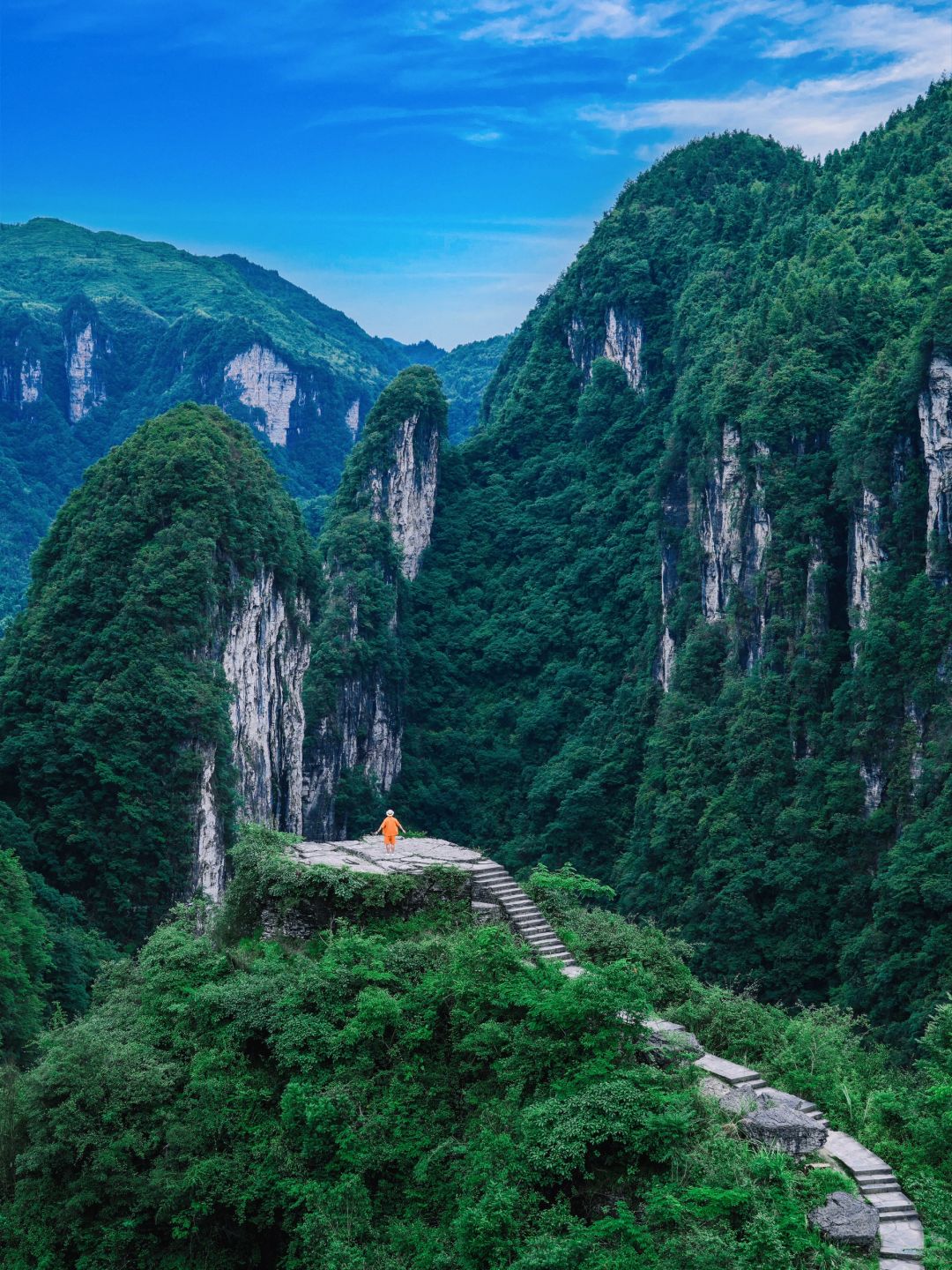 Changsha-Here are some must visit places in Hunan! It has beautiful green mountains and clear waters, as well as rich and colorful ethnic customs!