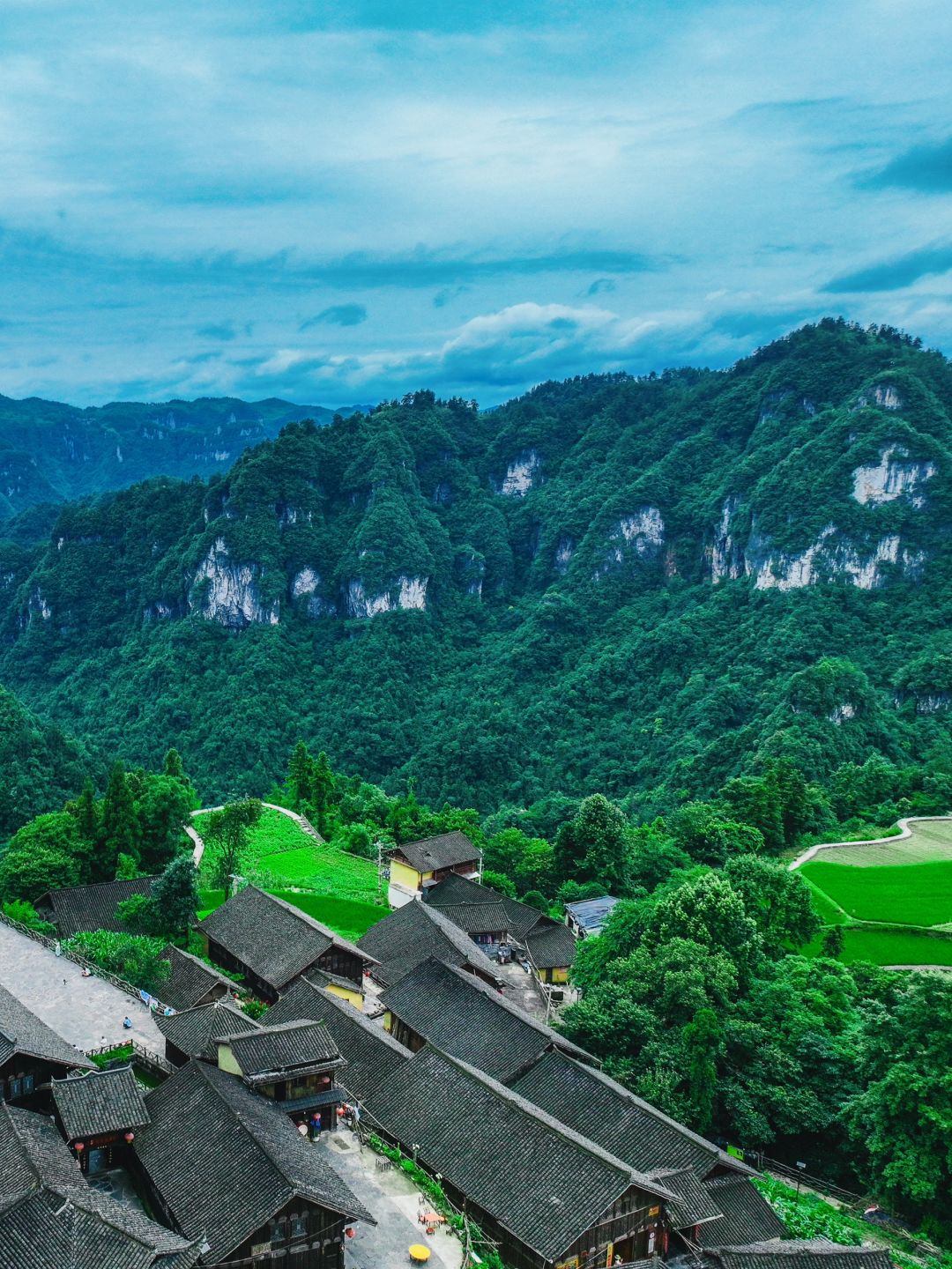 Changsha-Here are some must visit places in Hunan! It has beautiful green mountains and clear waters, as well as rich and colorful ethnic customs!