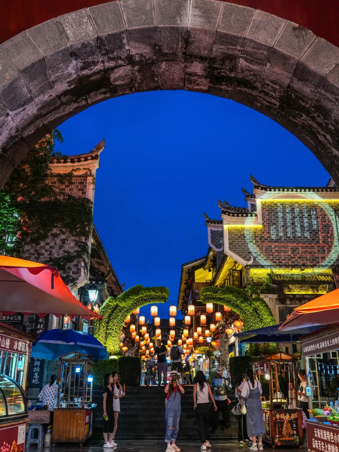 Changsha-Here are some must visit places in Hunan! It has beautiful green mountains and clear waters, as well as rich and colorful ethnic customs!