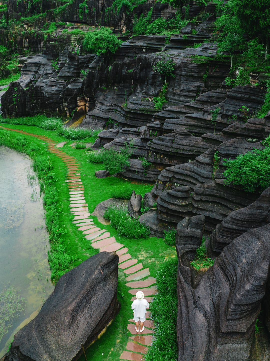 Changsha-Here are some must visit places in Hunan! It has beautiful green mountains and clear waters, as well as rich and colorful ethnic customs!