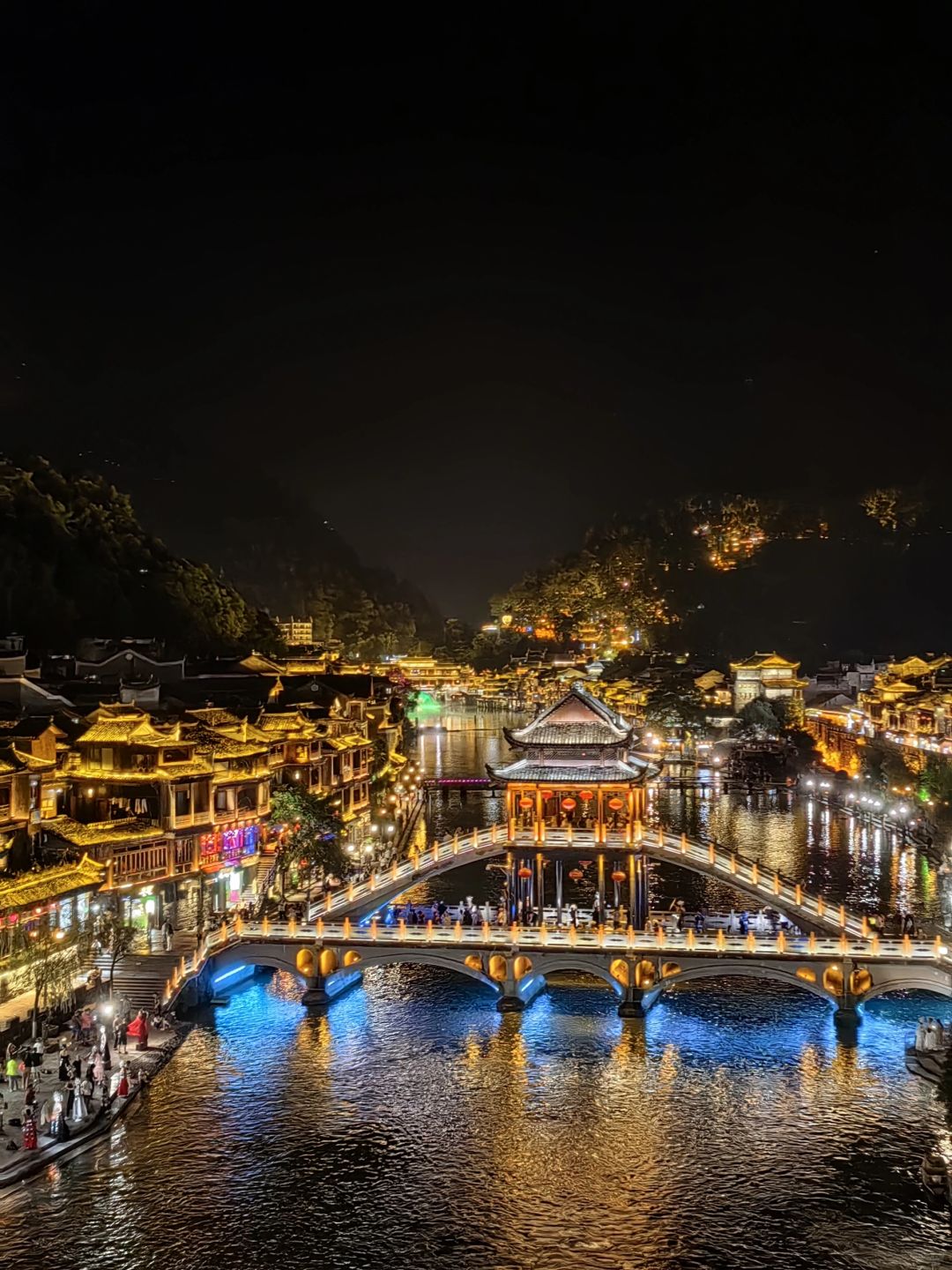 Changsha-Hunan Fenghuang Ancient City ， I finally saw the night view that I had been thinking about for a long time! The lights are bright and beautiful!