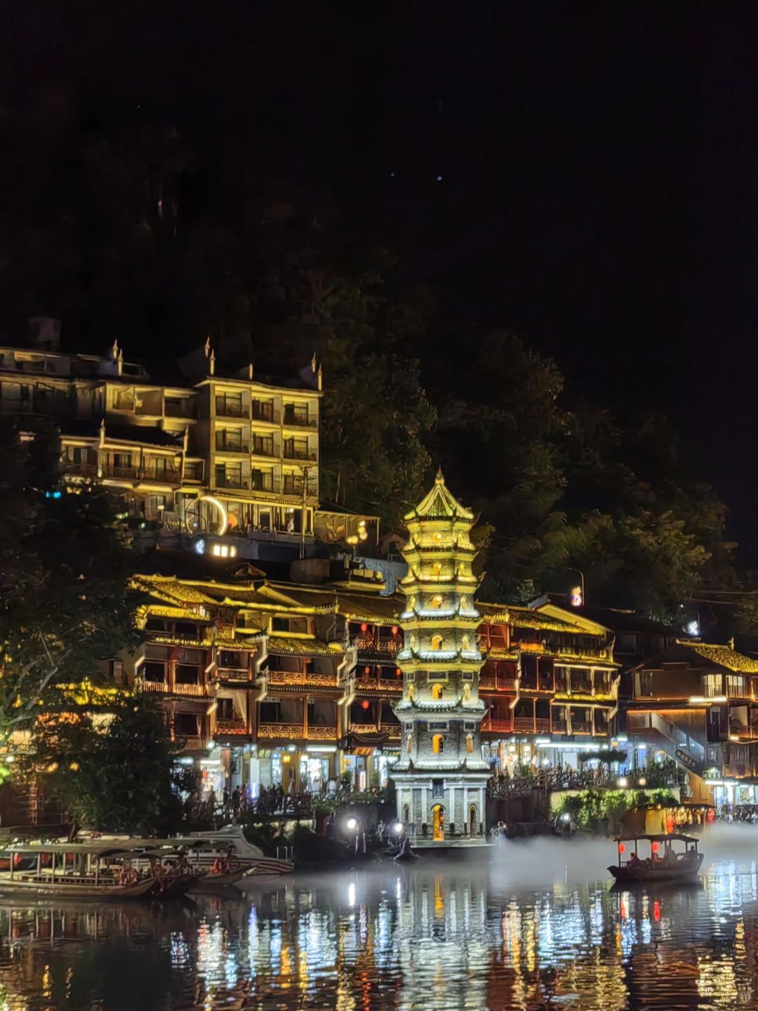 Changsha-Hunan Fenghuang Ancient City ， I finally saw the night view that I had been thinking about for a long time! The lights are bright and beautiful!