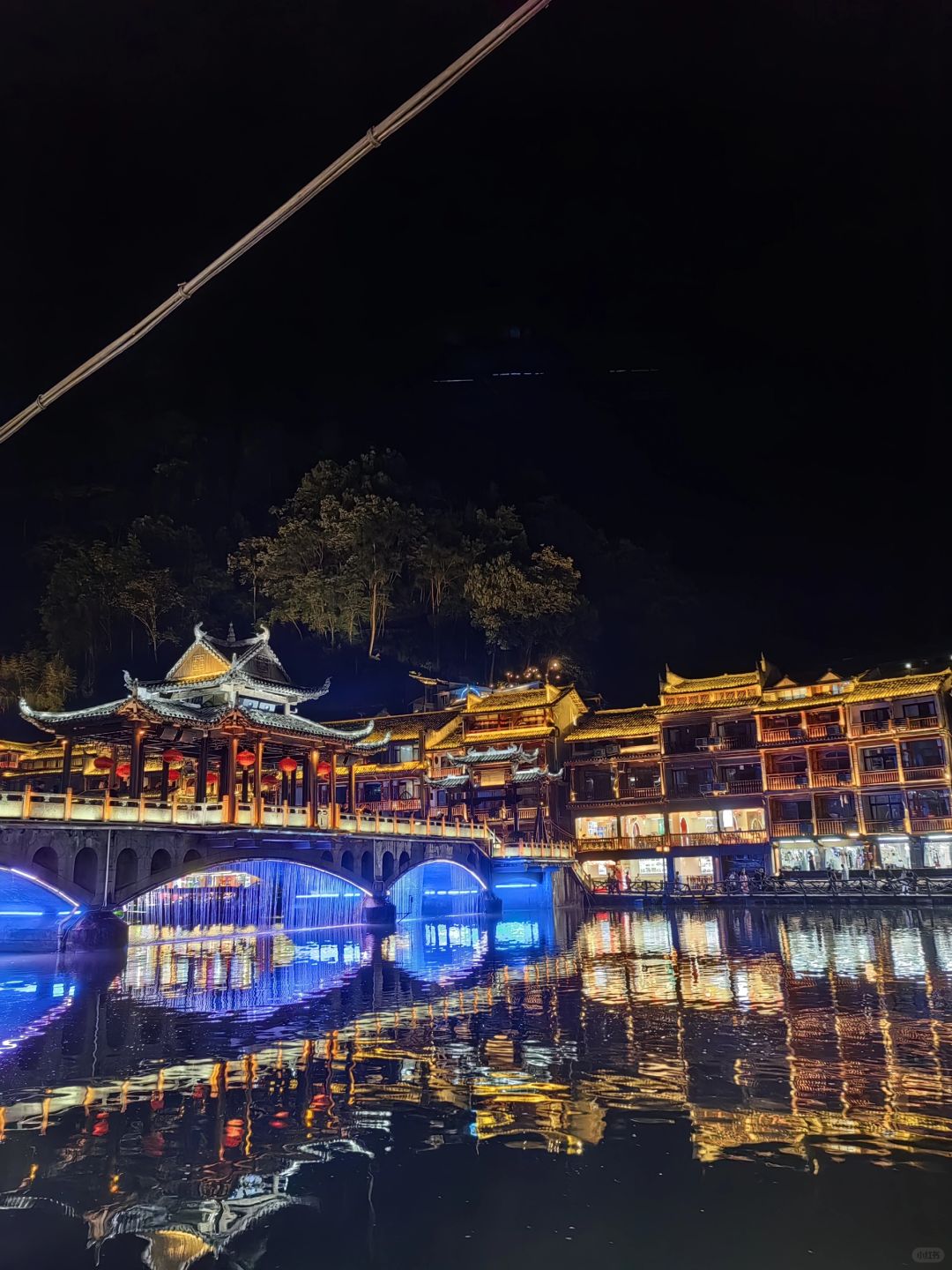 Changsha-Hunan Fenghuang Ancient City ， I finally saw the night view that I had been thinking about for a long time! The lights are bright and beautiful!