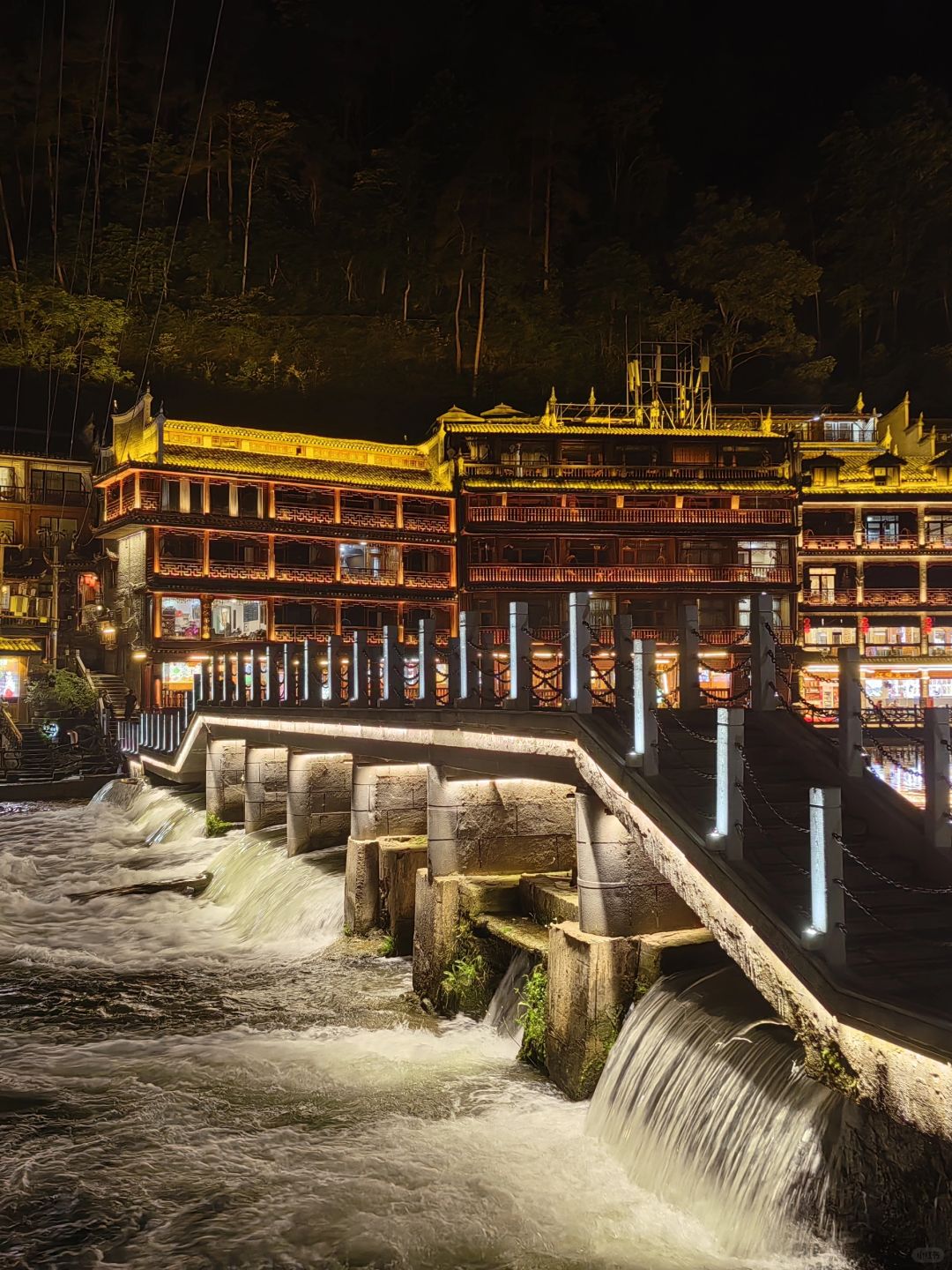 Changsha-Hunan Fenghuang Ancient City ， I finally saw the night view that I had been thinking about for a long time! The lights are bright and beautiful!