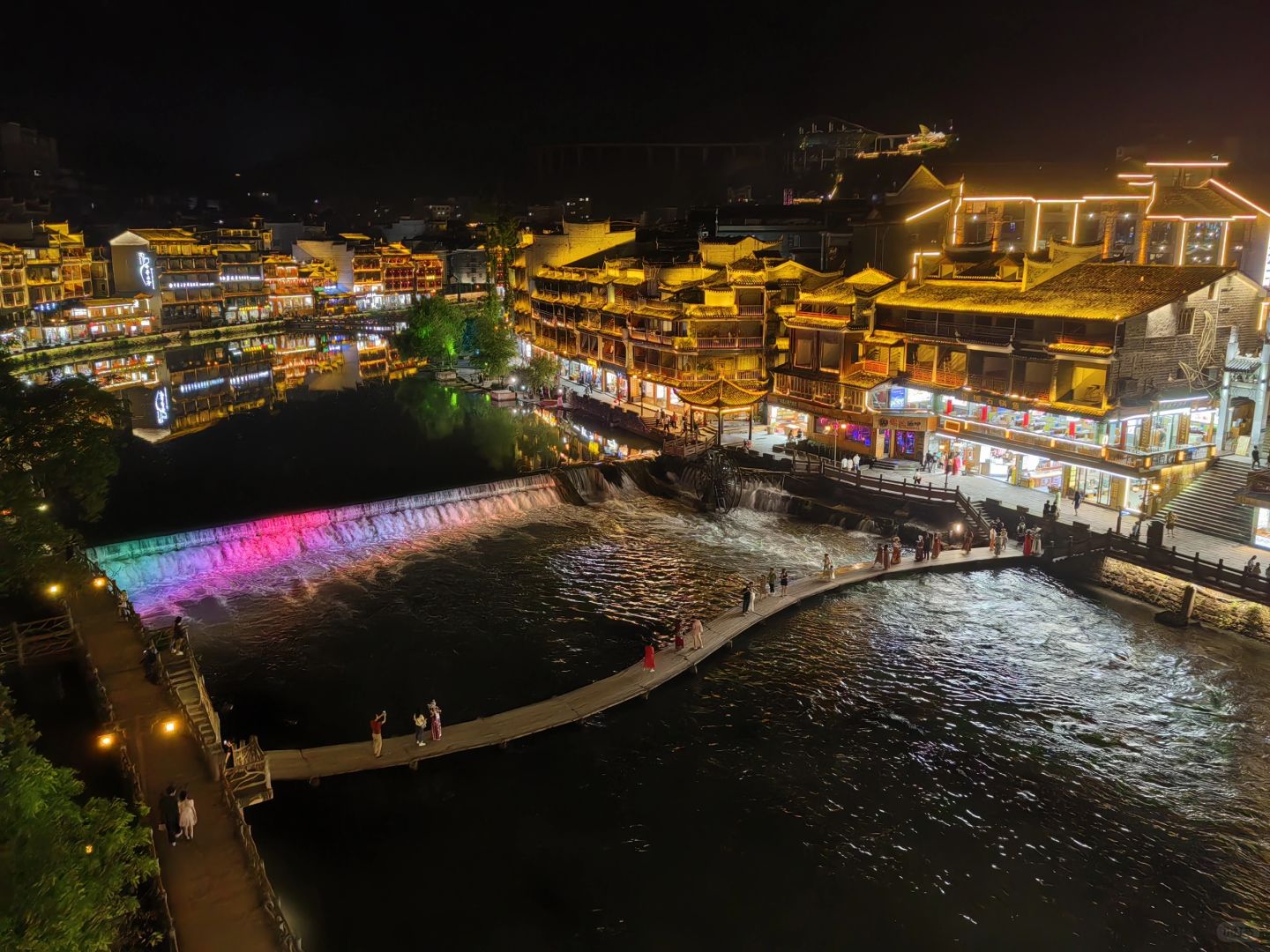 Changsha-Hunan Fenghuang Ancient City ， I finally saw the night view that I had been thinking about for a long time! The lights are bright and beautiful!