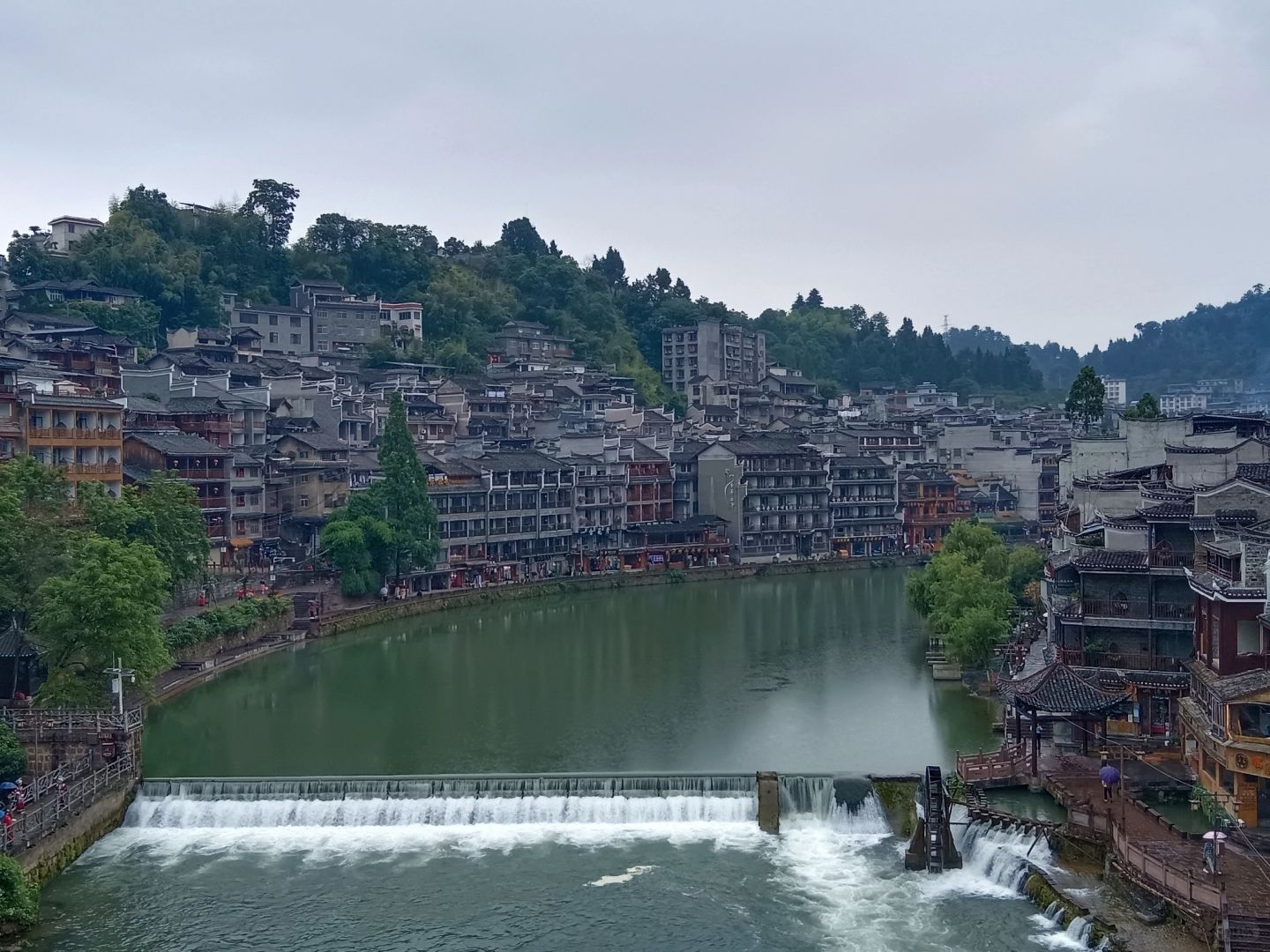 Changsha-Hunan Fenghuang Ancient City ， I finally saw the night view that I had been thinking about for a long time! The lights are bright and beautiful!