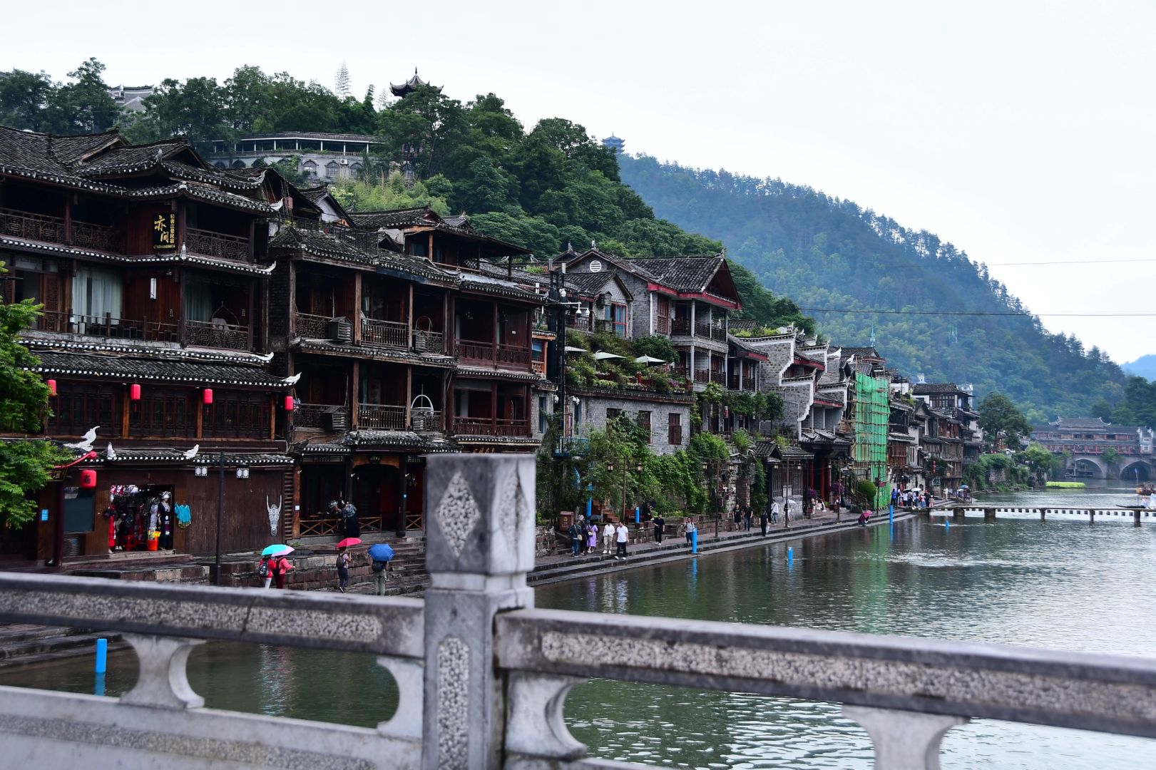 Changsha-Hunan Fenghuang Ancient City ， I finally saw the night view that I had been thinking about for a long time! The lights are bright and beautiful!