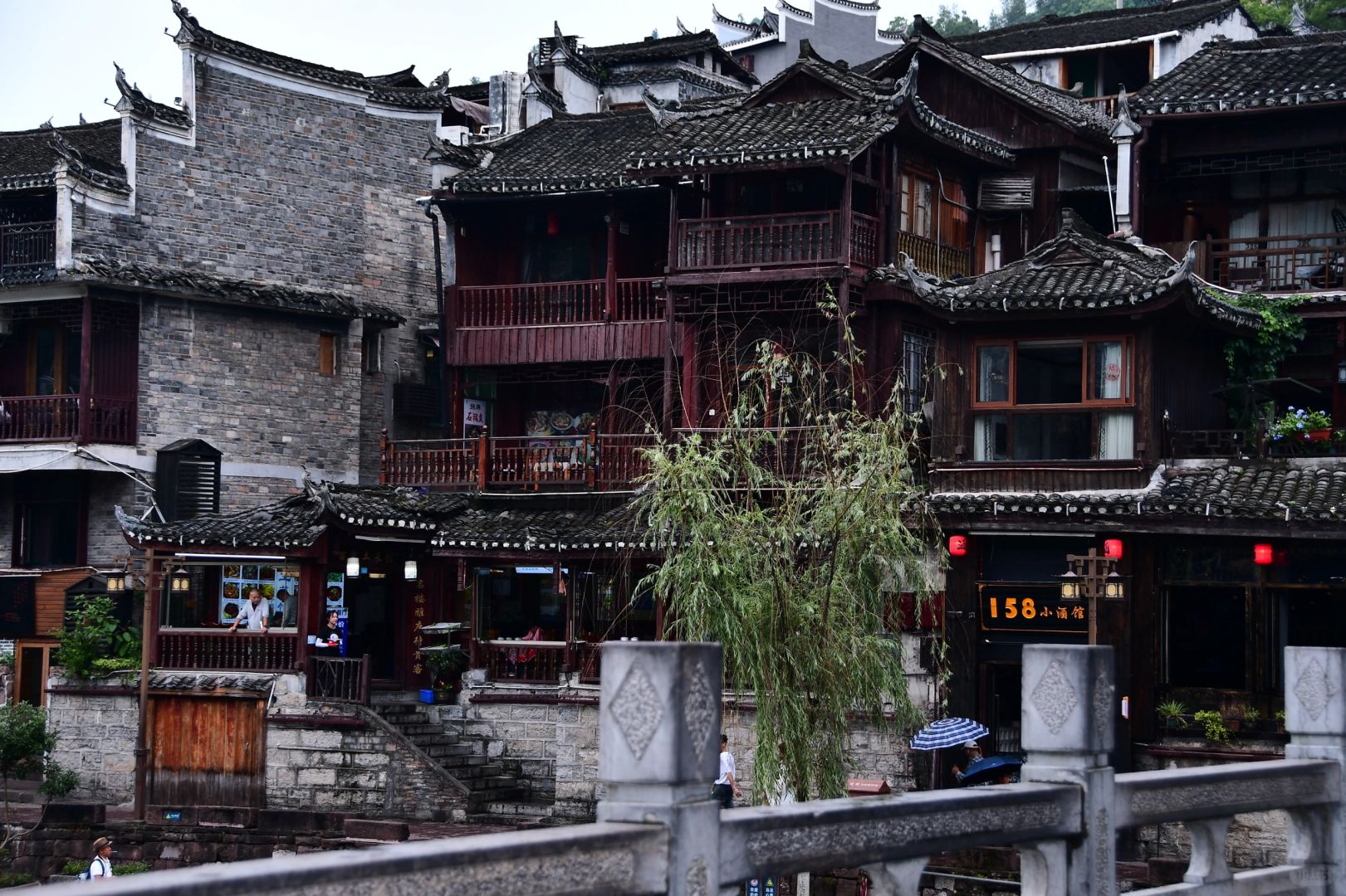 Changsha-Hunan Fenghuang Ancient City ， I finally saw the night view that I had been thinking about for a long time! The lights are bright and beautiful!