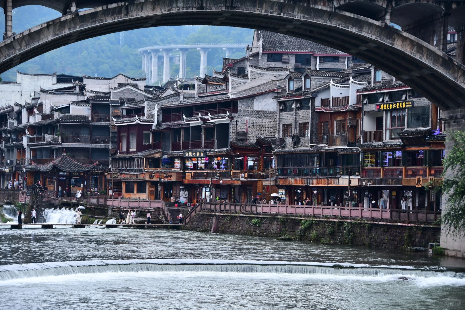 Changsha-Hunan Fenghuang Ancient City ， I finally saw the night view that I had been thinking about for a long time! The lights are bright and beautiful!