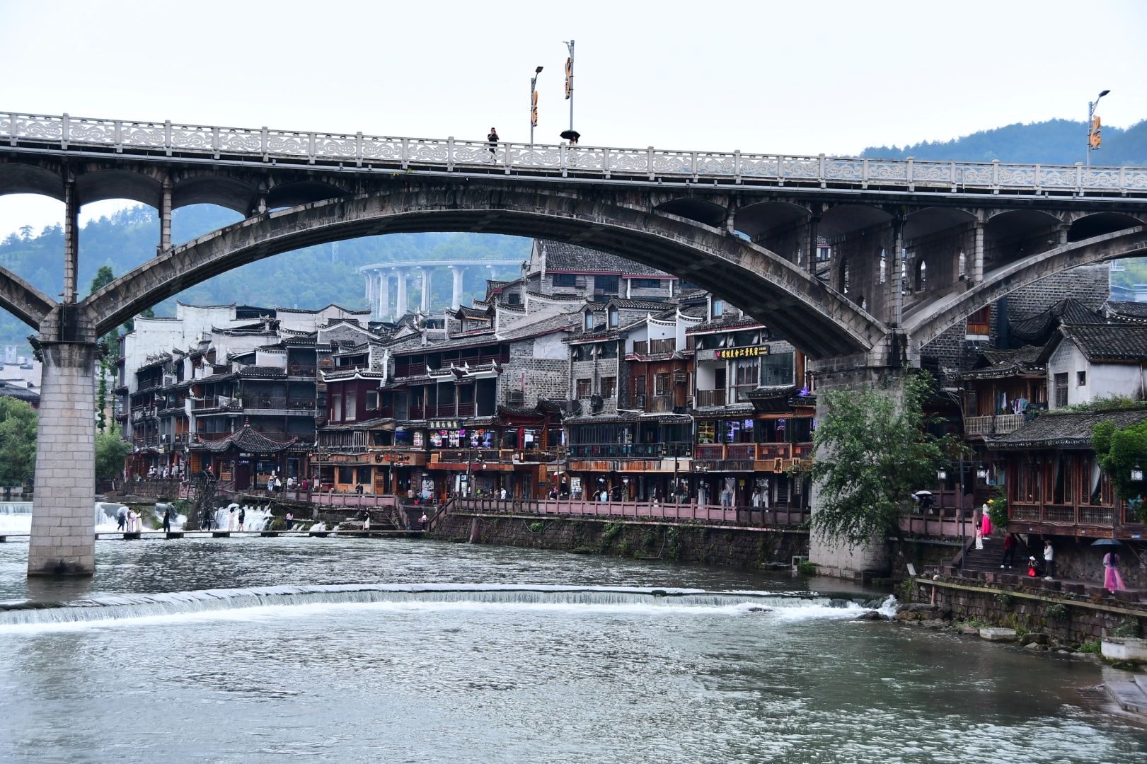 Changsha-Hunan Fenghuang Ancient City ， I finally saw the night view that I had been thinking about for a long time! The lights are bright and beautiful!