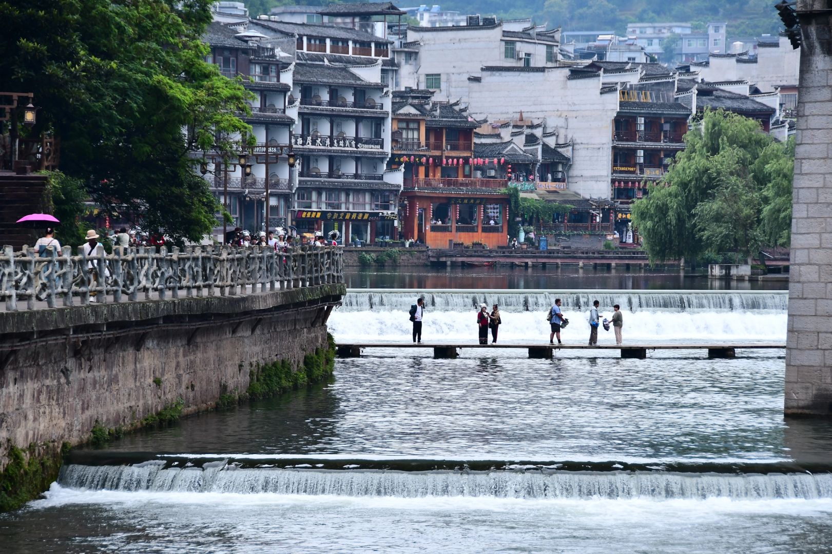 Changsha-Hunan Fenghuang Ancient City ， I finally saw the night view that I had been thinking about for a long time! The lights are bright and beautiful!