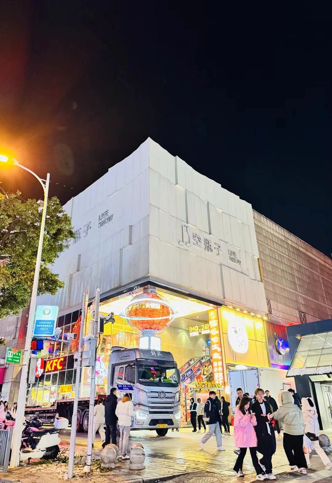 Changsha-Changsha Jiefang West Bar Street not only has handsome men and beautiful women, but also great food, drinks, and music!