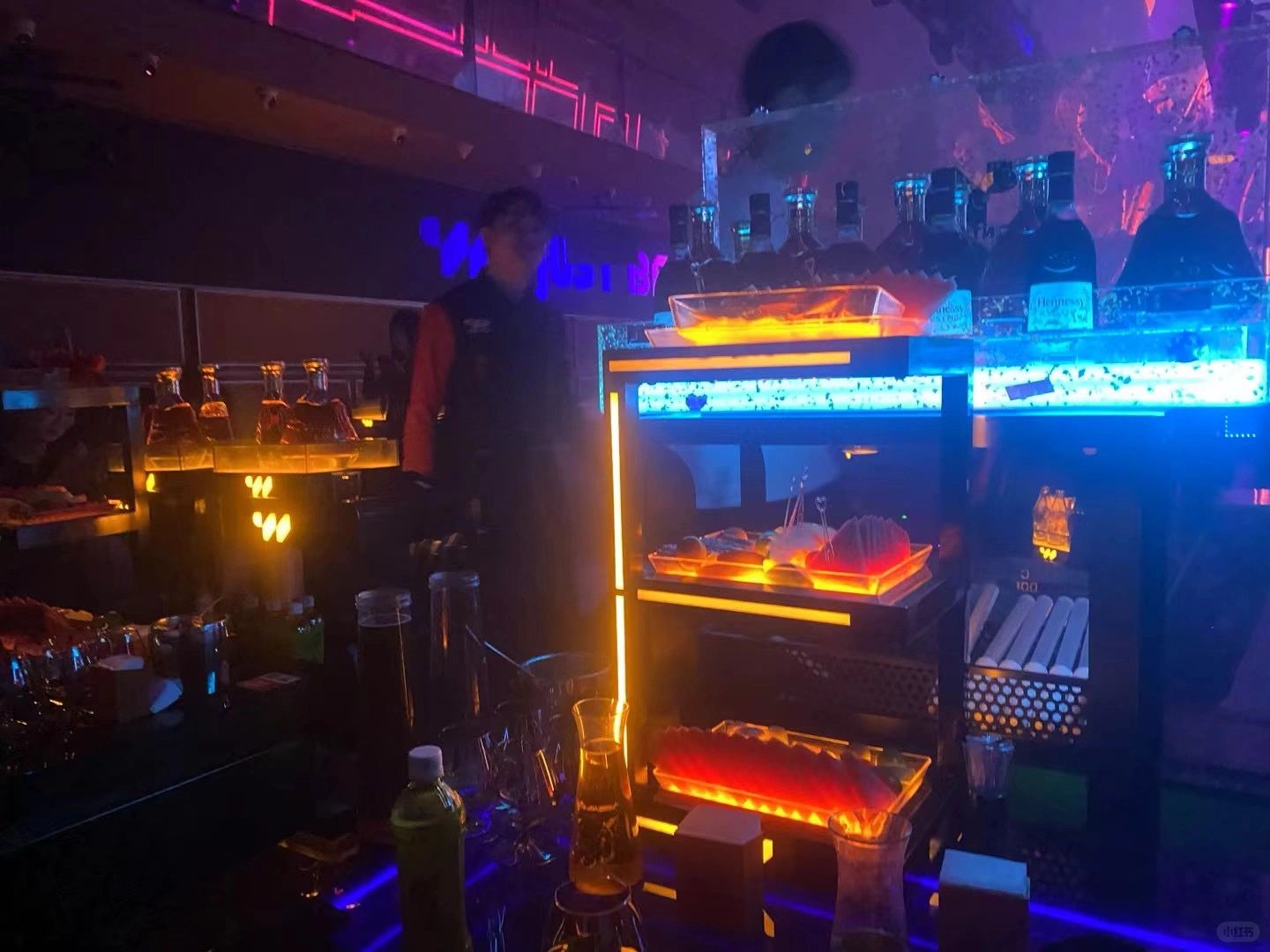 Changsha-Changsha Jiefang West Bar Street not only has handsome men and beautiful women, but also great food, drinks, and music!