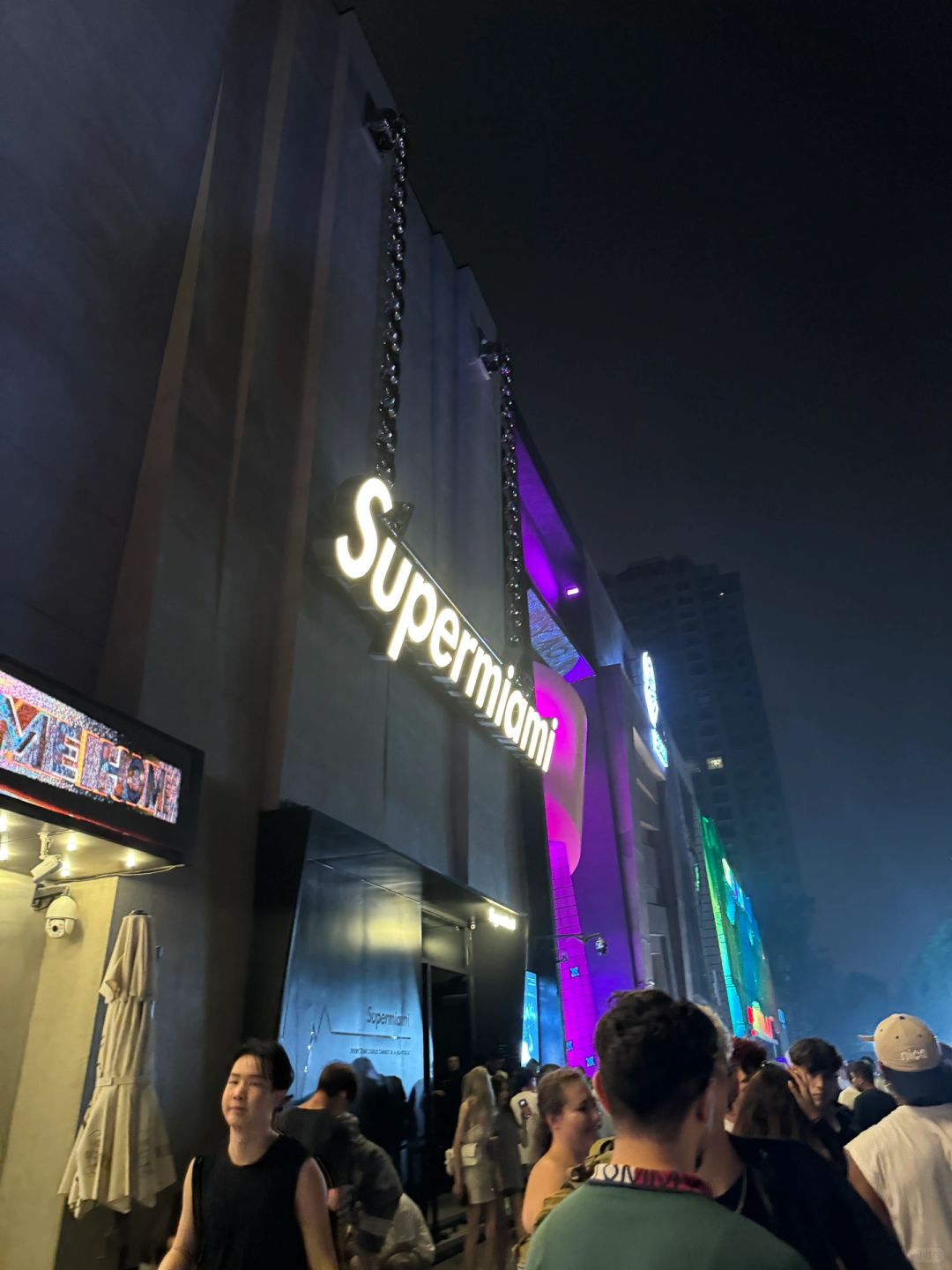 Beijing/Tianjin-Beijing Supermiami Miami Works Sports new store opens， The lighting is very good, and the performance venue is relatively large.