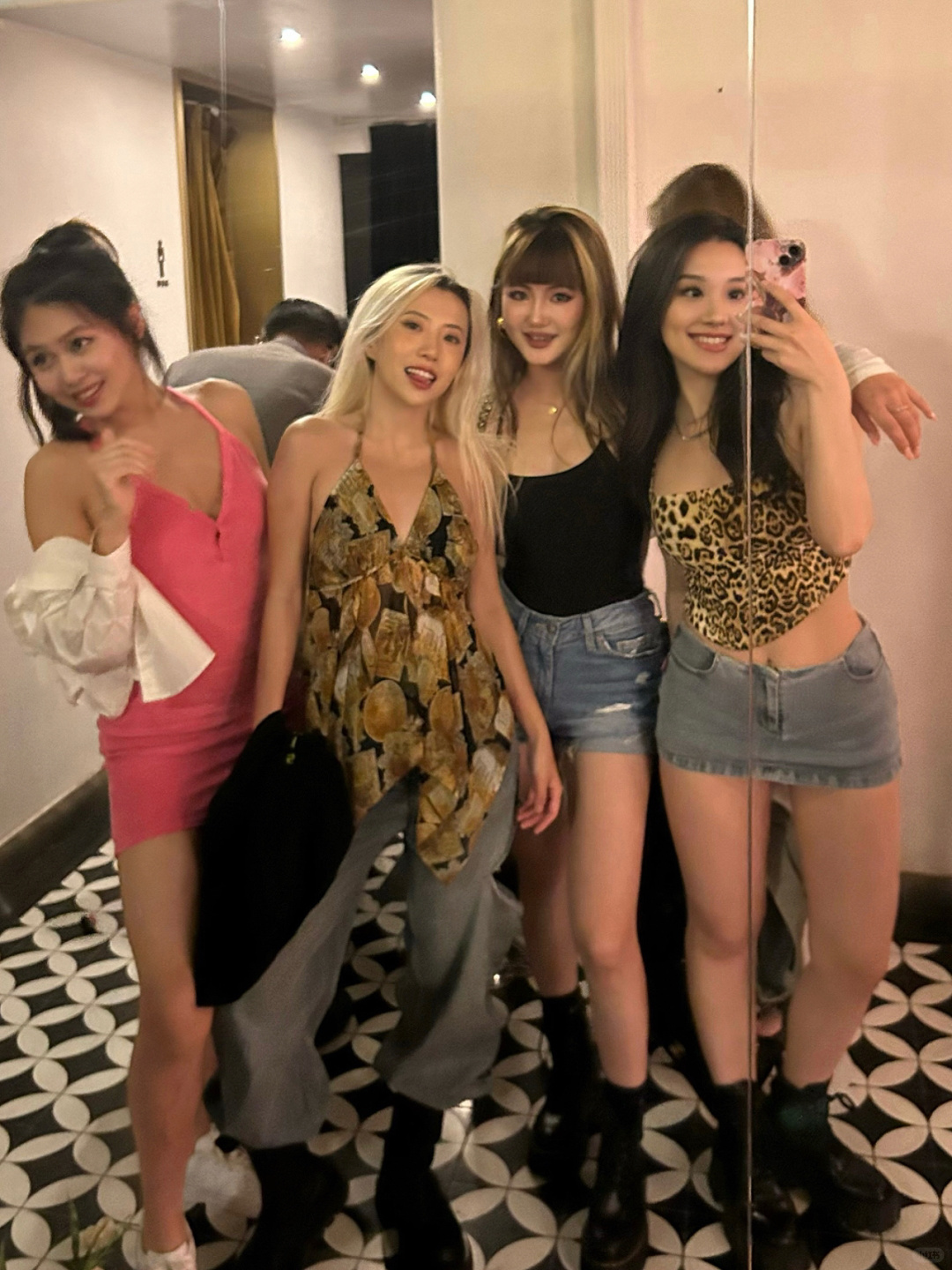 Beijing/Tianjin-With years of drinking experience with friends, I can share with you some bars in Beijing that have a better local atmosphere!
