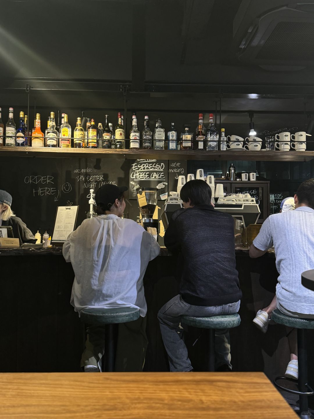 Tokyo-Cois espresso club with  mainly deals in Basque cakes and coffee.