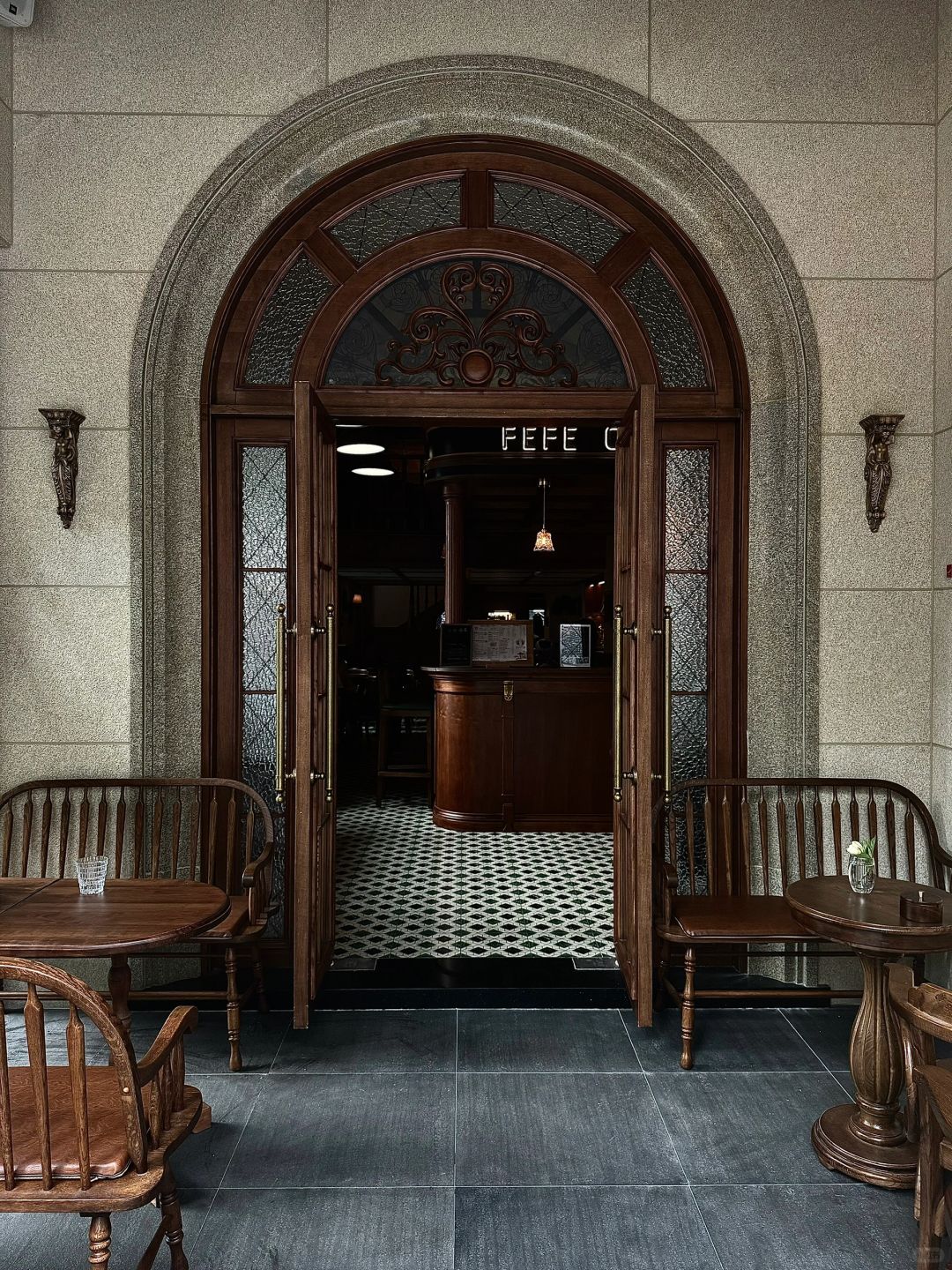 Chengdu/Chongqing-Chengdu FEFE CAFE&BAR is a shop that drinks coffee and drinks at night.