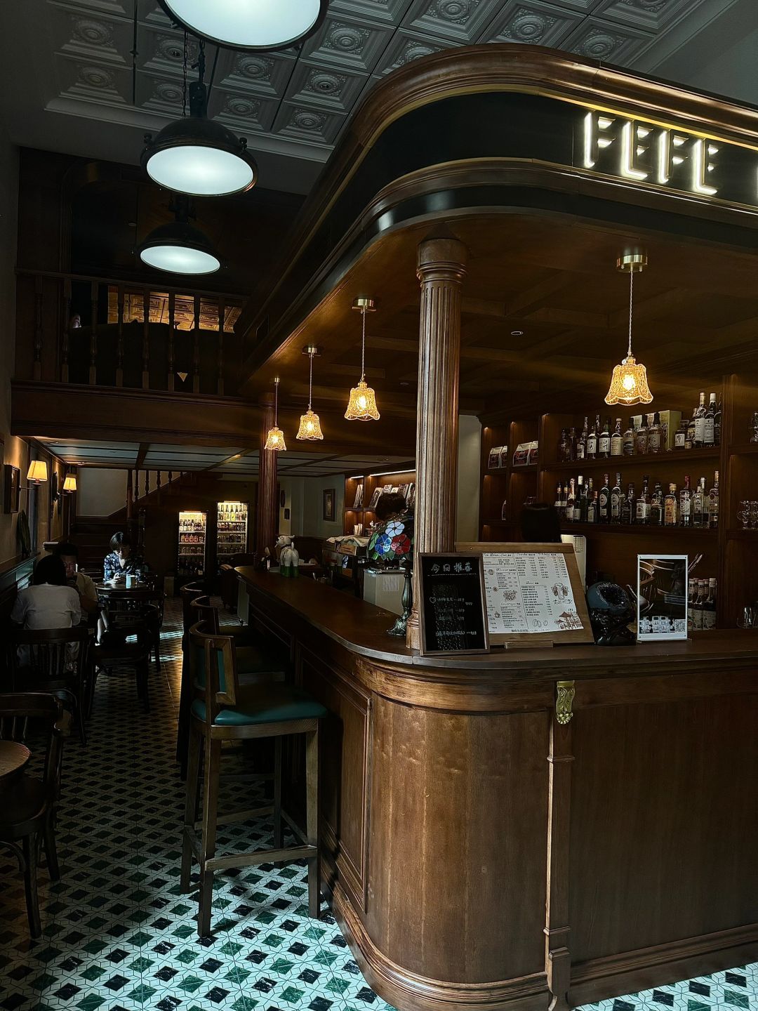 Chengdu/Chongqing-Chengdu FEFE CAFE&BAR is a shop that drinks coffee and drinks at night.