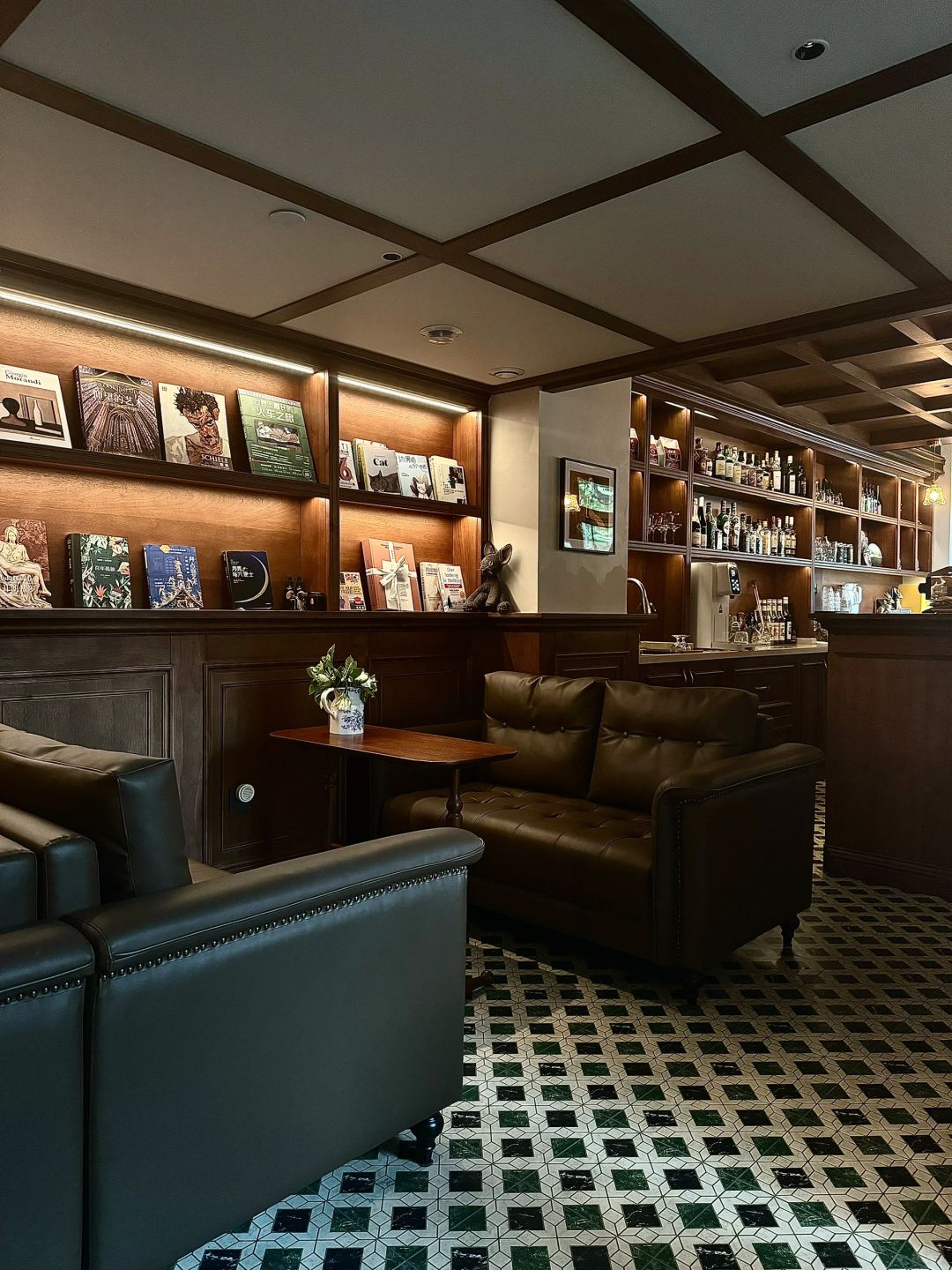 Chengdu/Chongqing-Chengdu FEFE CAFE&BAR is a shop that drinks coffee and drinks at night.