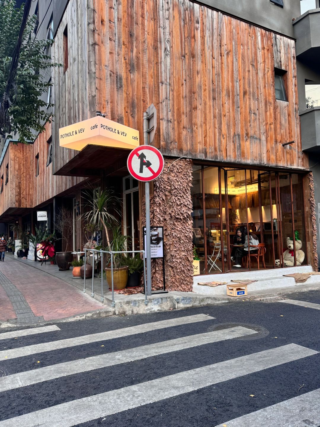 Chengdu/Chongqing-The POTHOLE&VEV coffee shop in Chengdu is expected to become the next tourist hotspot!