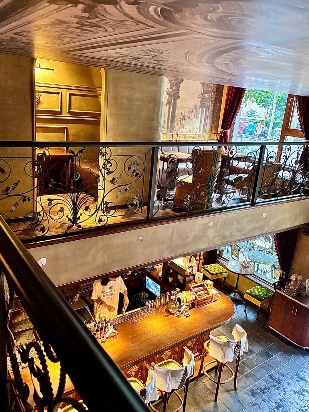 Chengdu/Chongqing-Chengdu Chatelet Bar Cafe, this is a bar~but during the day it is a coffee shop with a bit of European style!
