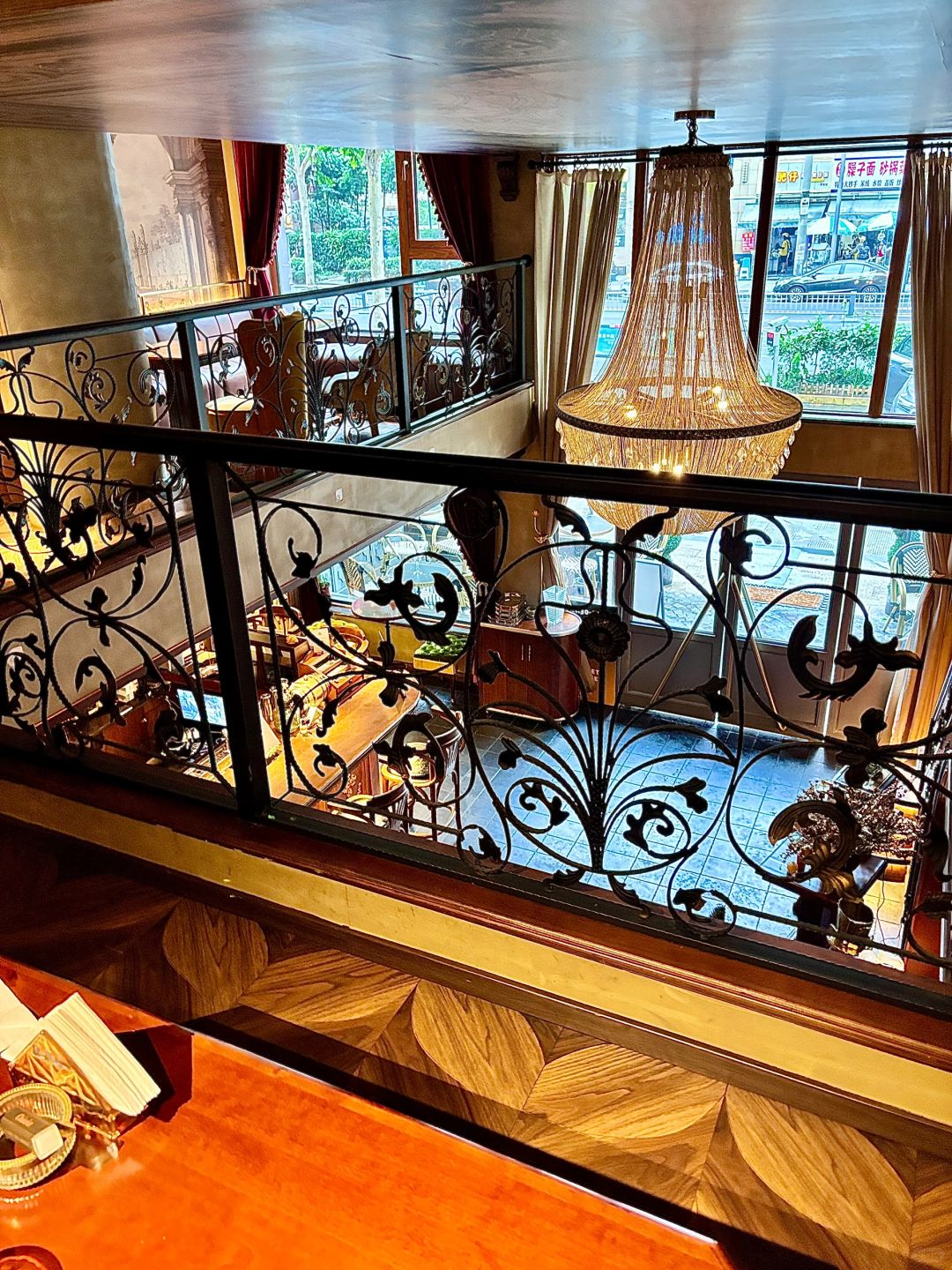 Chengdu/Chongqing-Chengdu Chatelet Bar Cafe, this is a bar~but during the day it is a coffee shop with a bit of European style!