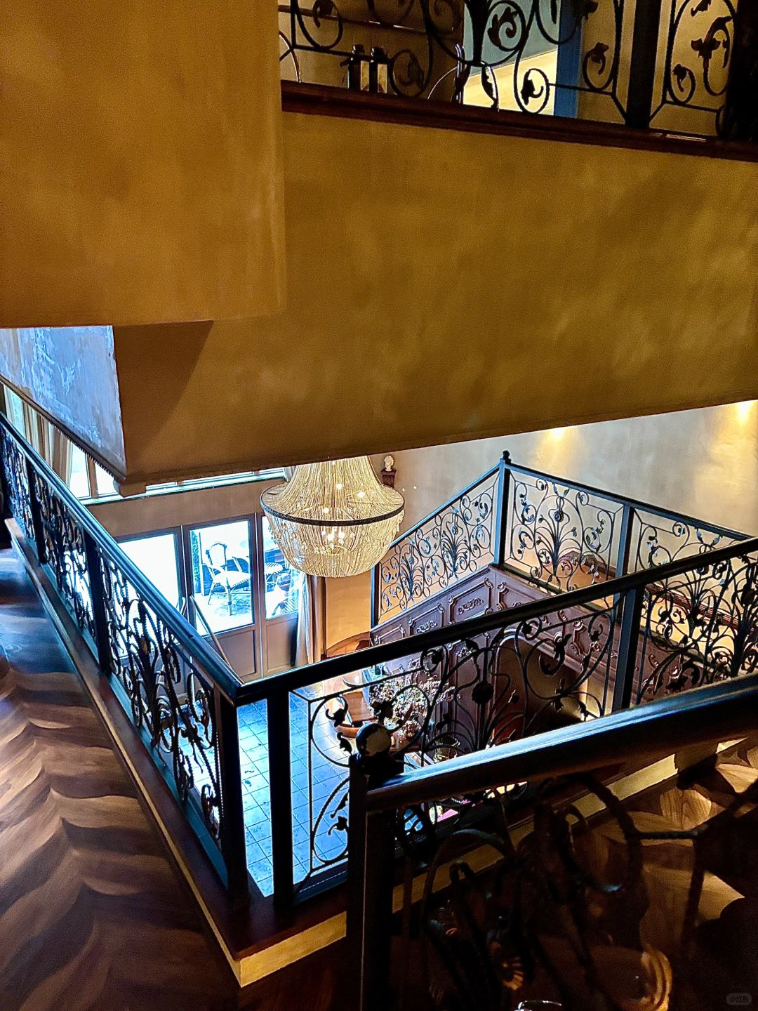 Chengdu/Chongqing-Chengdu Chatelet Bar Cafe, this is a bar~but during the day it is a coffee shop with a bit of European style!
