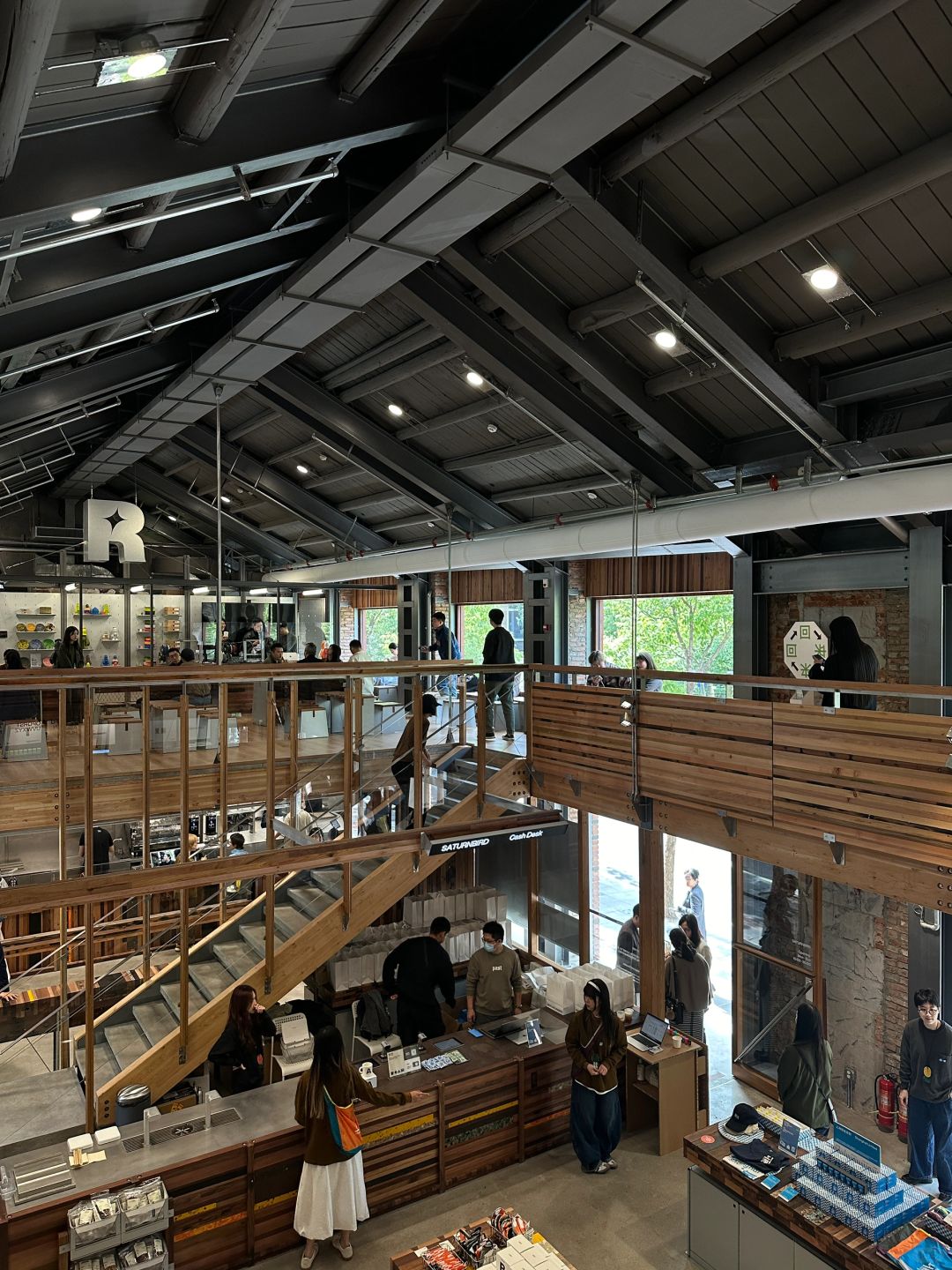 Shanghai/Hangzhou-Shanghai WITH SATURNBIRD Coffee Shop, a shop selling coffee and bread, is very popular among locals!