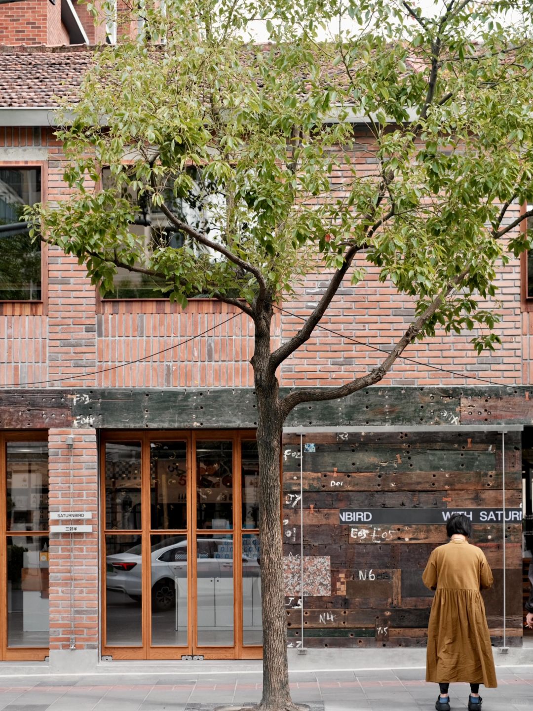 Shanghai/Hangzhou-Shanghai WITH SATURNBIRD Coffee Shop, a shop selling coffee and bread, is very popular among locals!