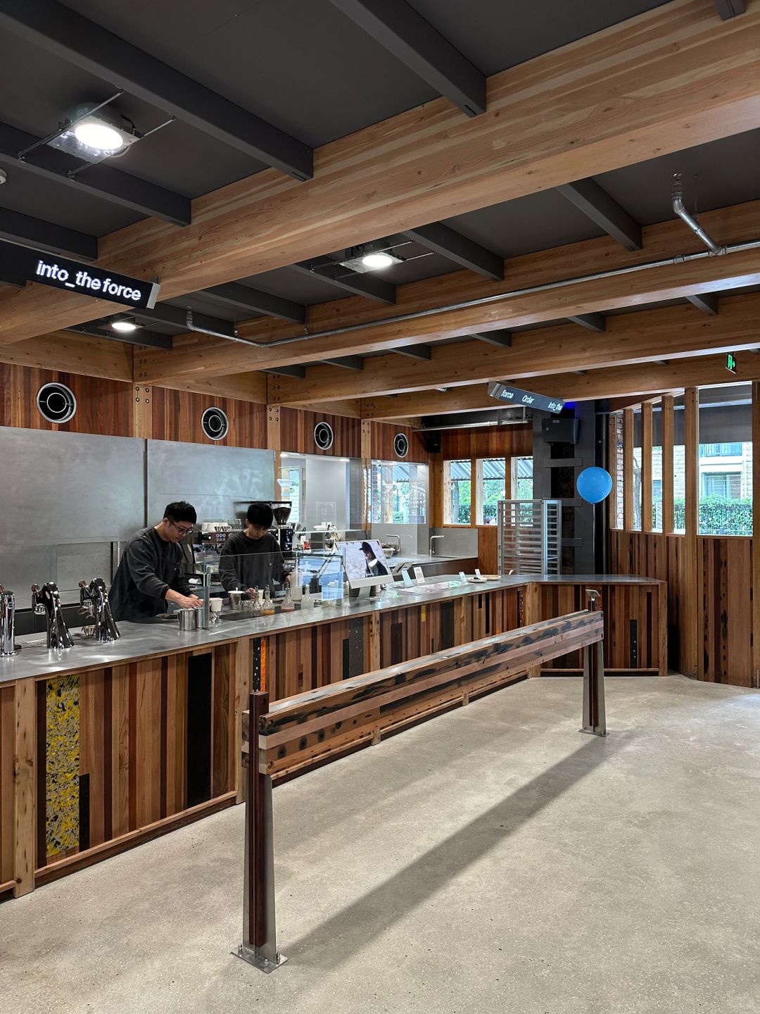 Shanghai/Hangzhou-Shanghai WITH SATURNBIRD Coffee Shop, a shop selling coffee and bread, is very popular among locals!