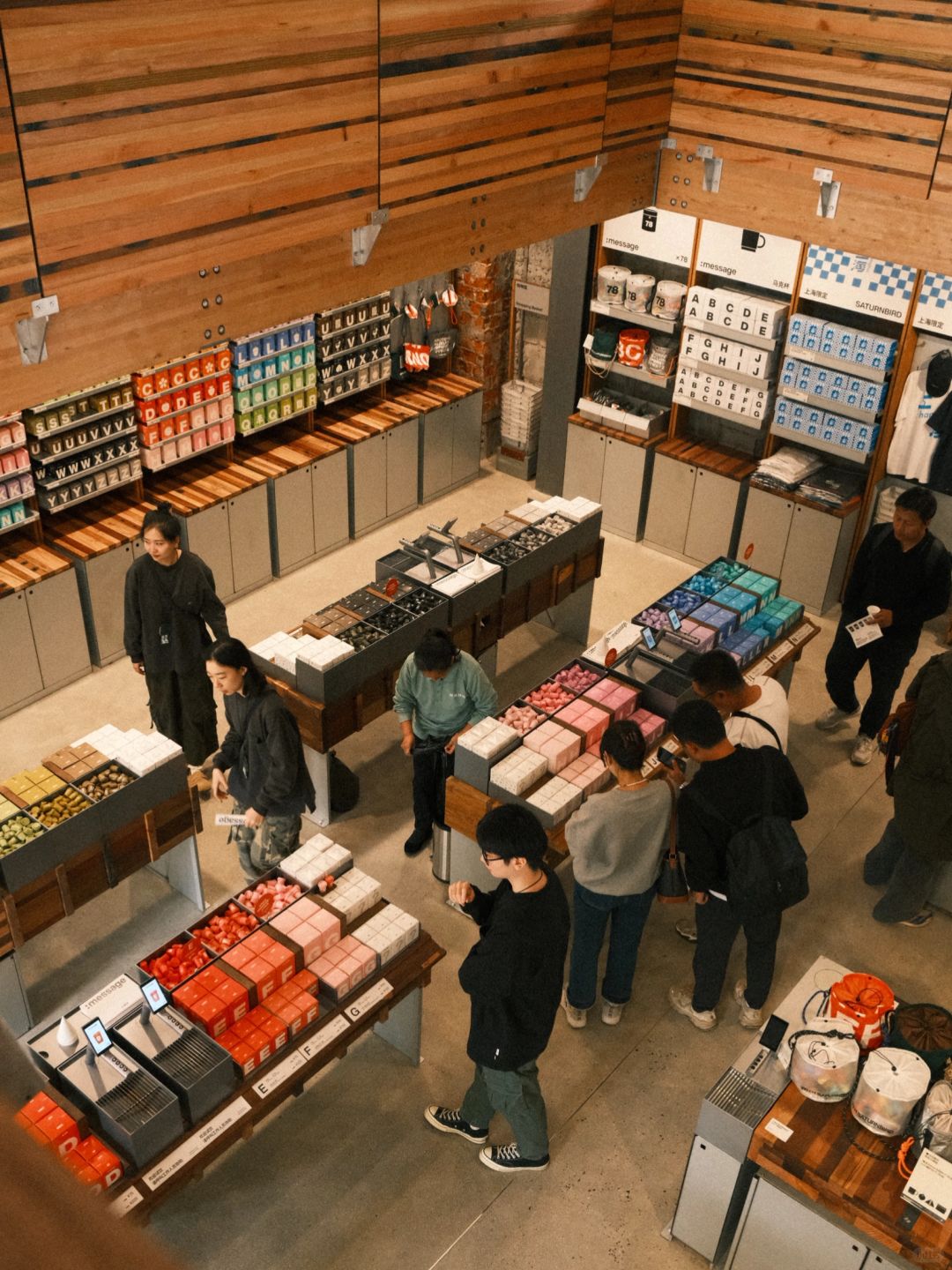 Shanghai/Hangzhou-Shanghai WITH SATURNBIRD Coffee Shop, a shop selling coffee and bread, is very popular among locals!