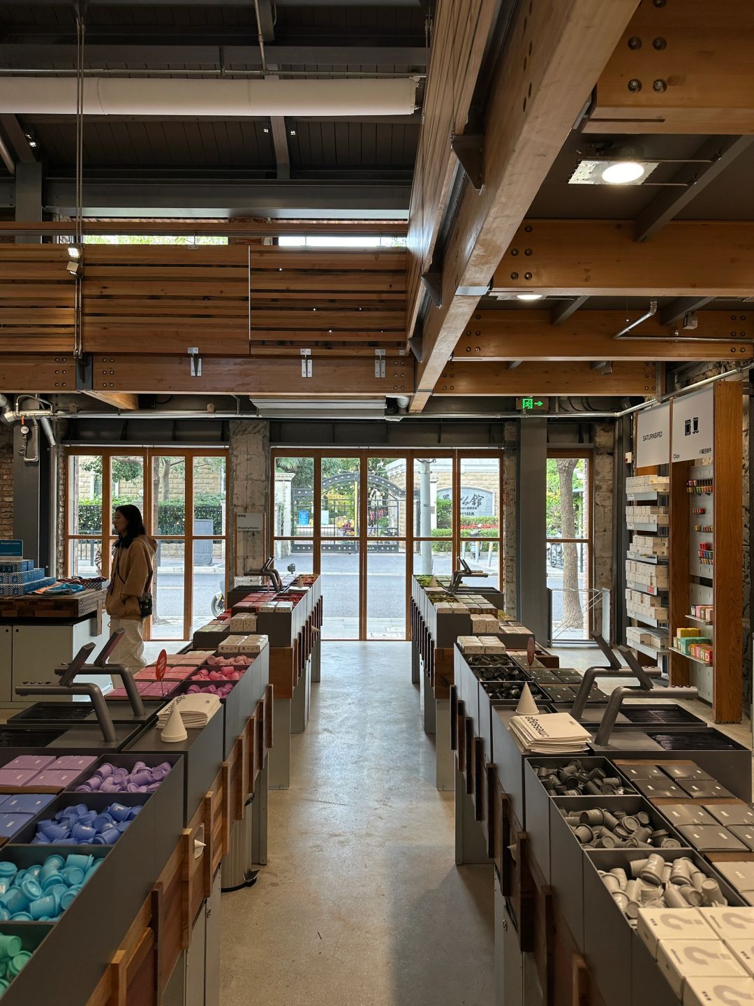 Shanghai/Hangzhou-Shanghai WITH SATURNBIRD Coffee Shop, a shop selling coffee and bread, is very popular among locals!