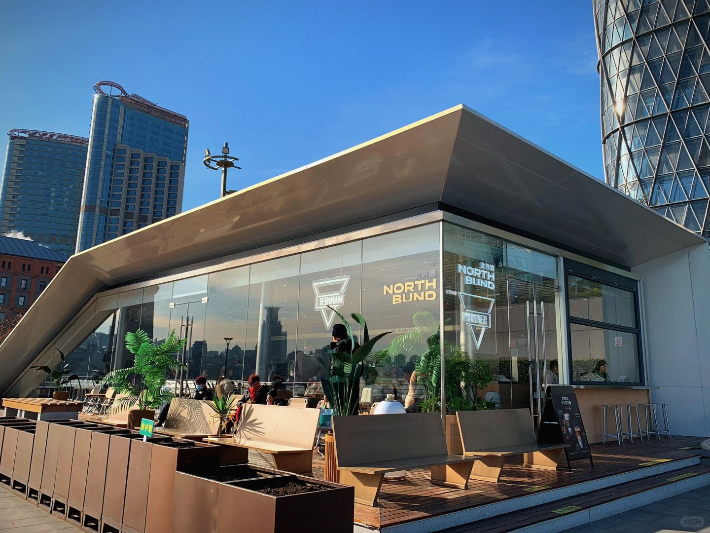Shanghai/Hangzhou-Shanghai MANNER coffee shop, surrounded by French style glass windows on three sides, offers frameless river views!