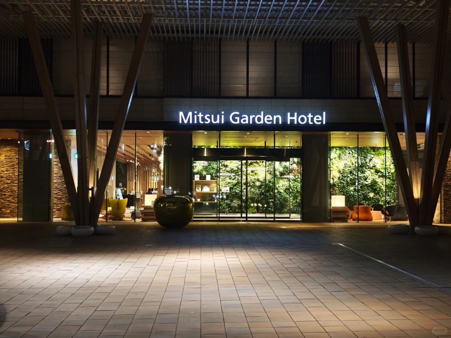 Tokyo-Mitsui Garden Hotel-artistic atmosphere,conveyor belt, everything to buy and eat