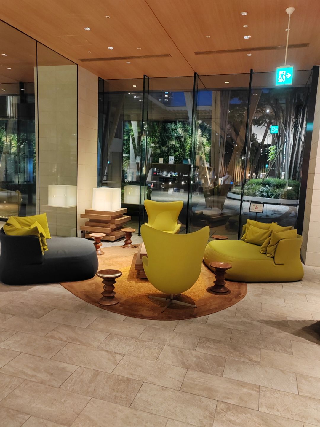Tokyo-Mitsui Garden Hotel-artistic atmosphere,conveyor belt, everything to buy and eat