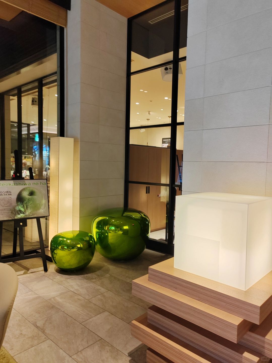 Tokyo-Mitsui Garden Hotel-artistic atmosphere,conveyor belt, everything to buy and eat