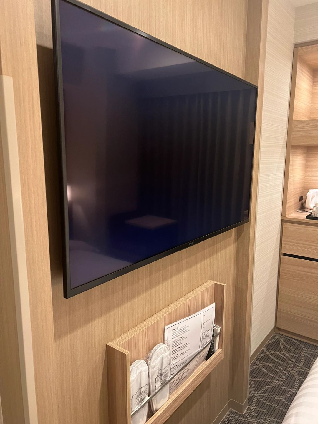 Tokyo-Hotel Shuranza Makuhari Bay in Chiba, Japan, the room is small but well-equipped with private hot springs