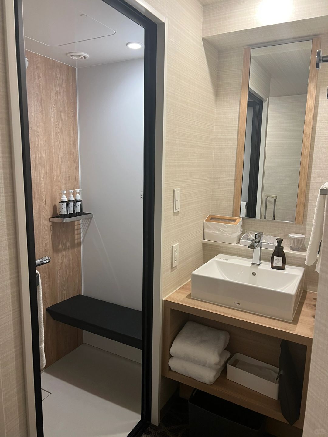 Tokyo-Hotel Shuranza Makuhari Bay in Chiba, Japan, the room is small but well-equipped with private hot springs