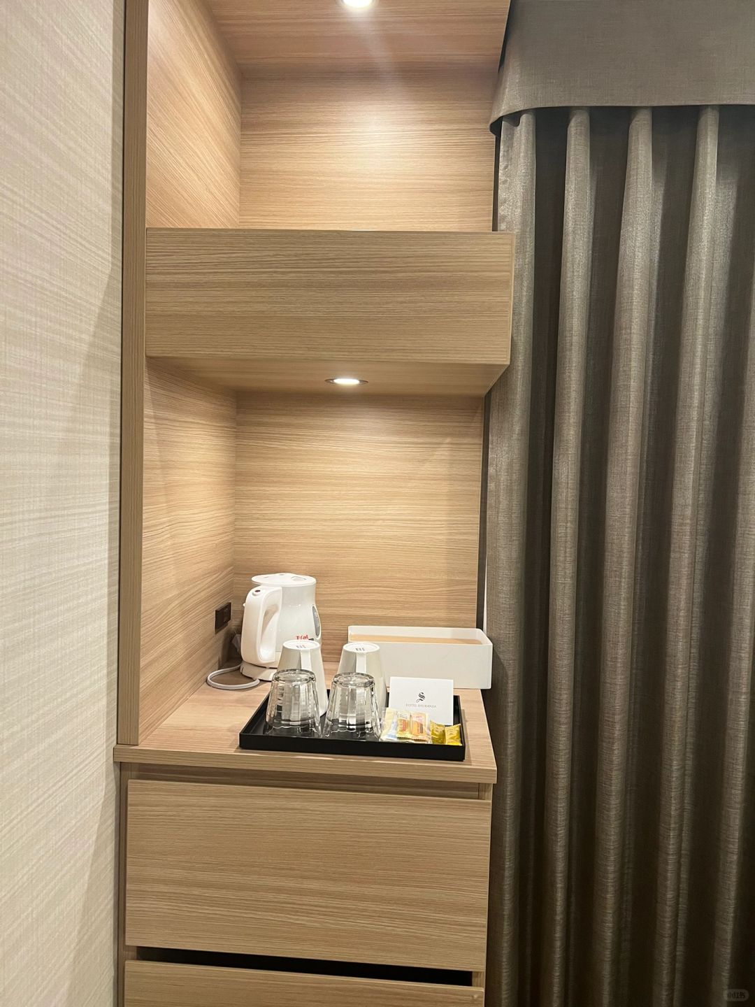 Tokyo-Hotel Shuranza Makuhari Bay in Chiba, Japan, the room is small but well-equipped with private hot springs